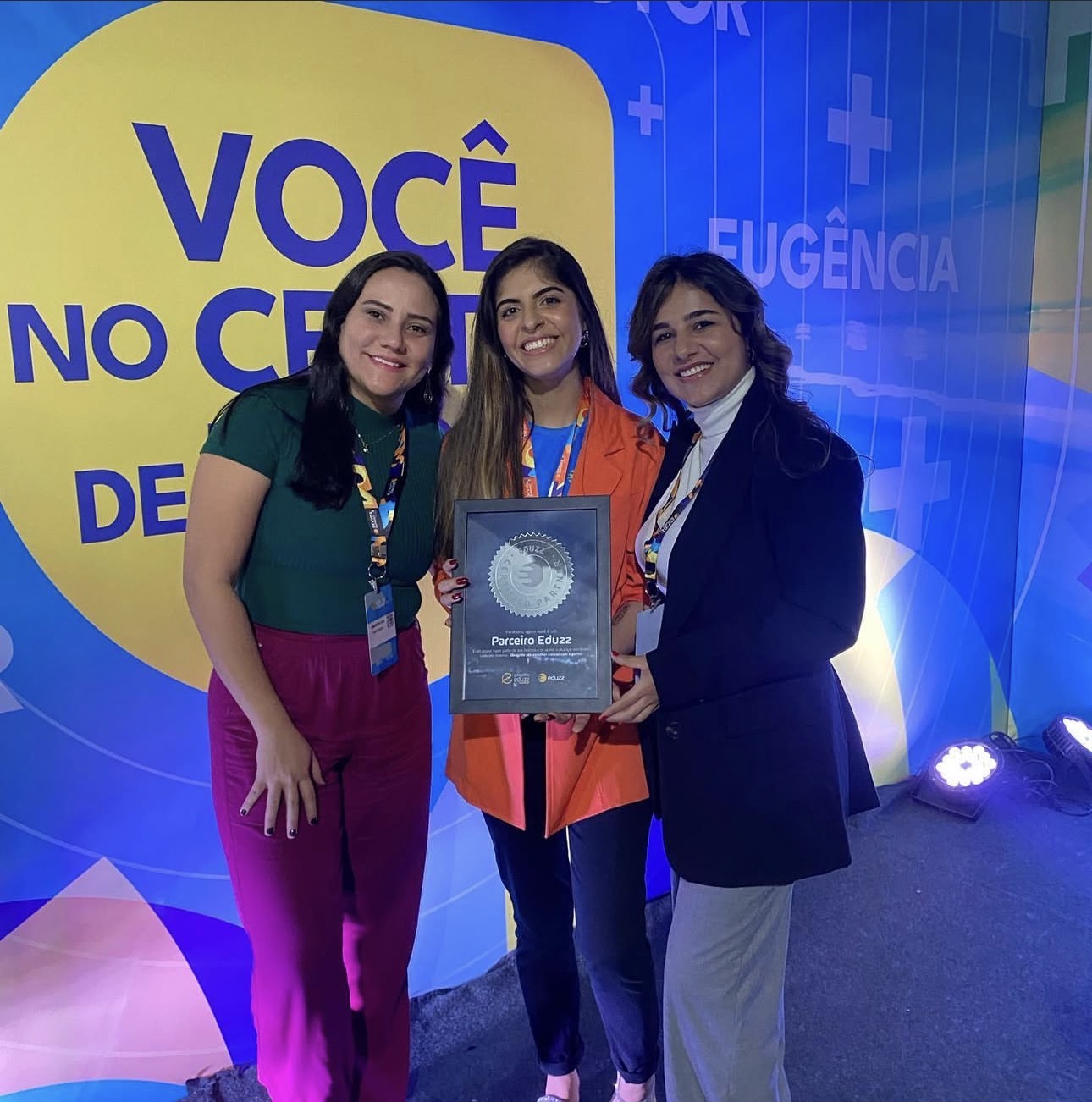 Vanessa Veras recebendo prêmio Parceiro Eduzz
