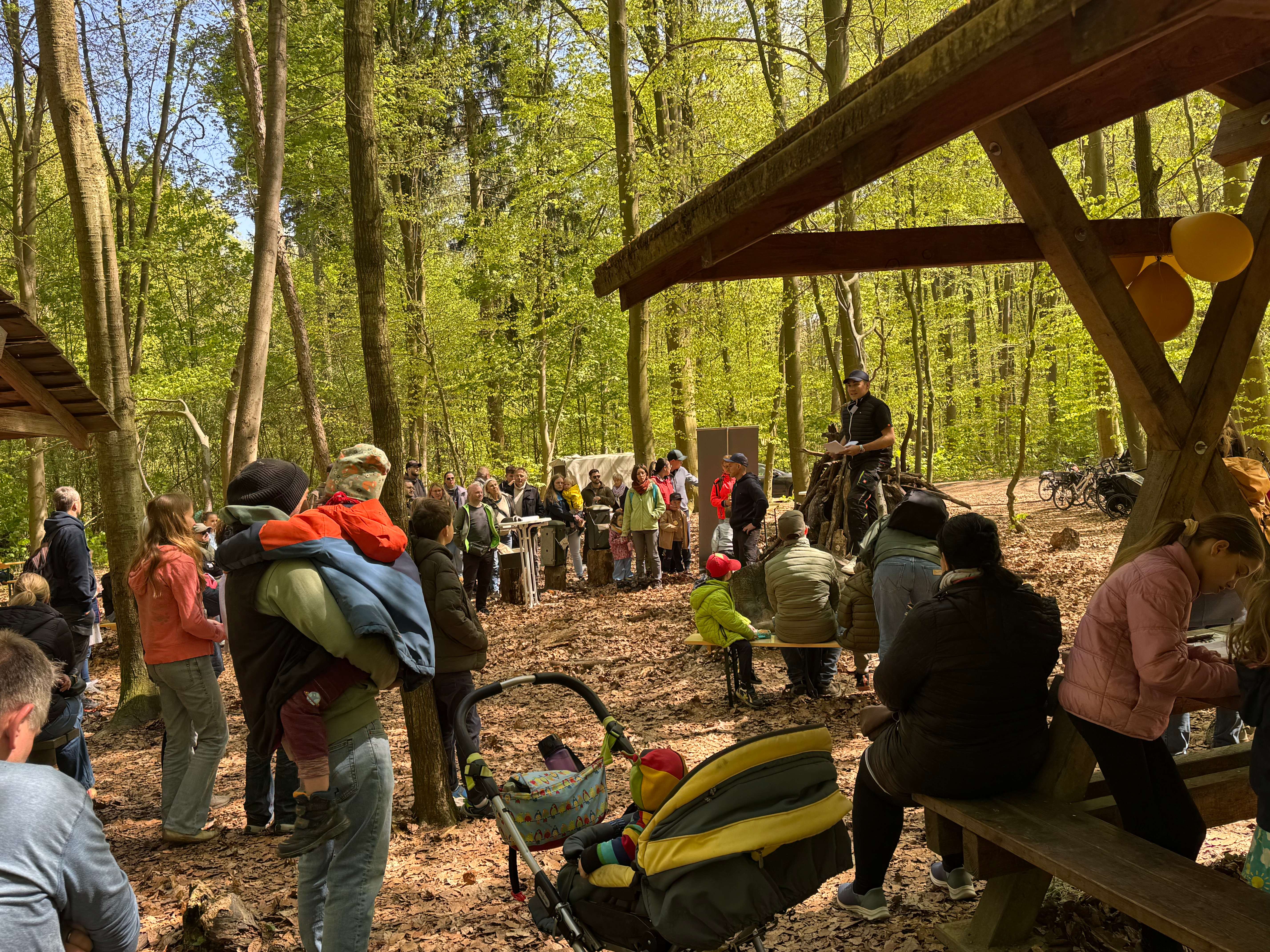 Belebte Stimmung bei der Eröffnung im Wald
