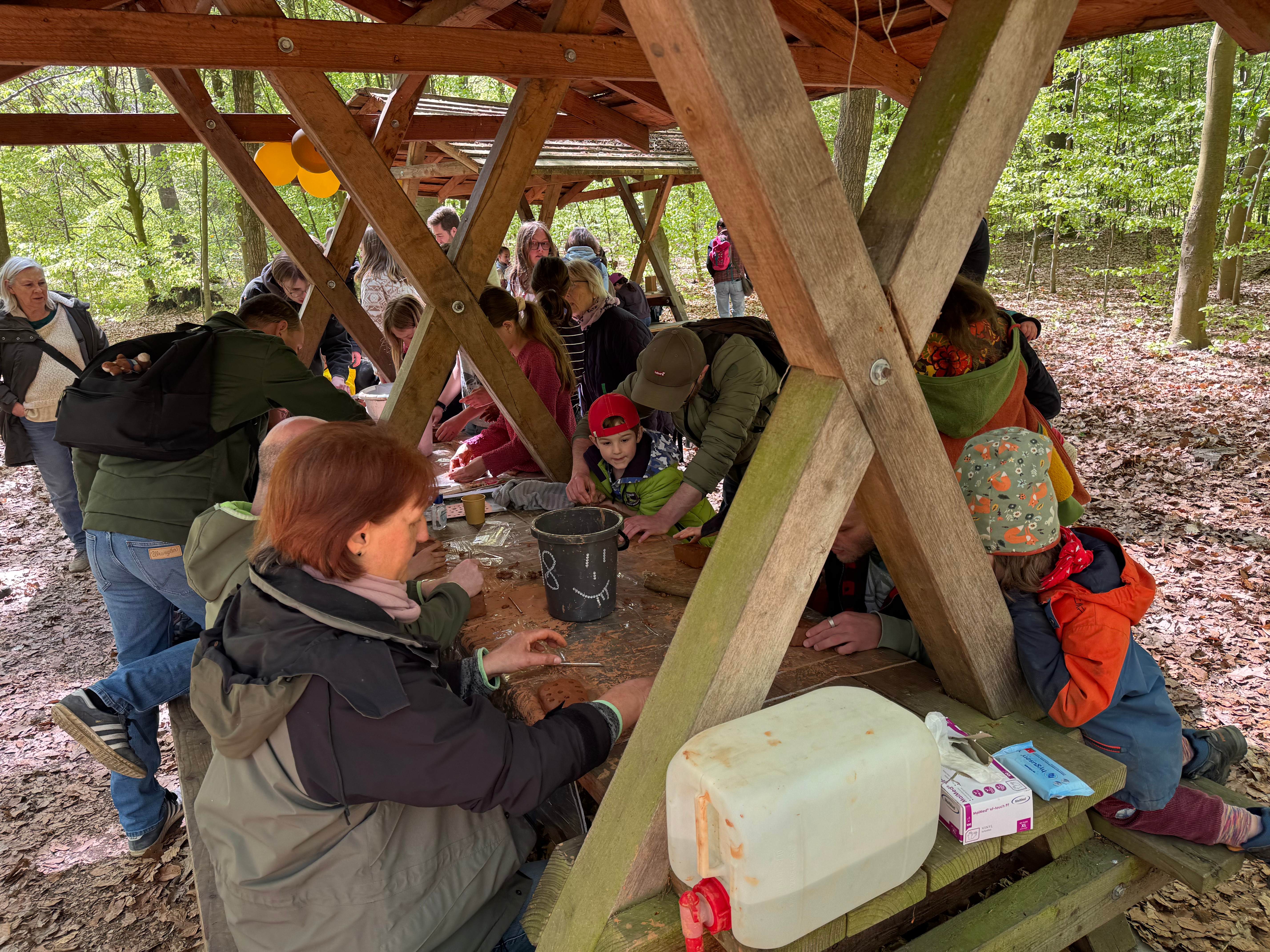 Weitere Bastelarbeit unter dem Holzpavillon