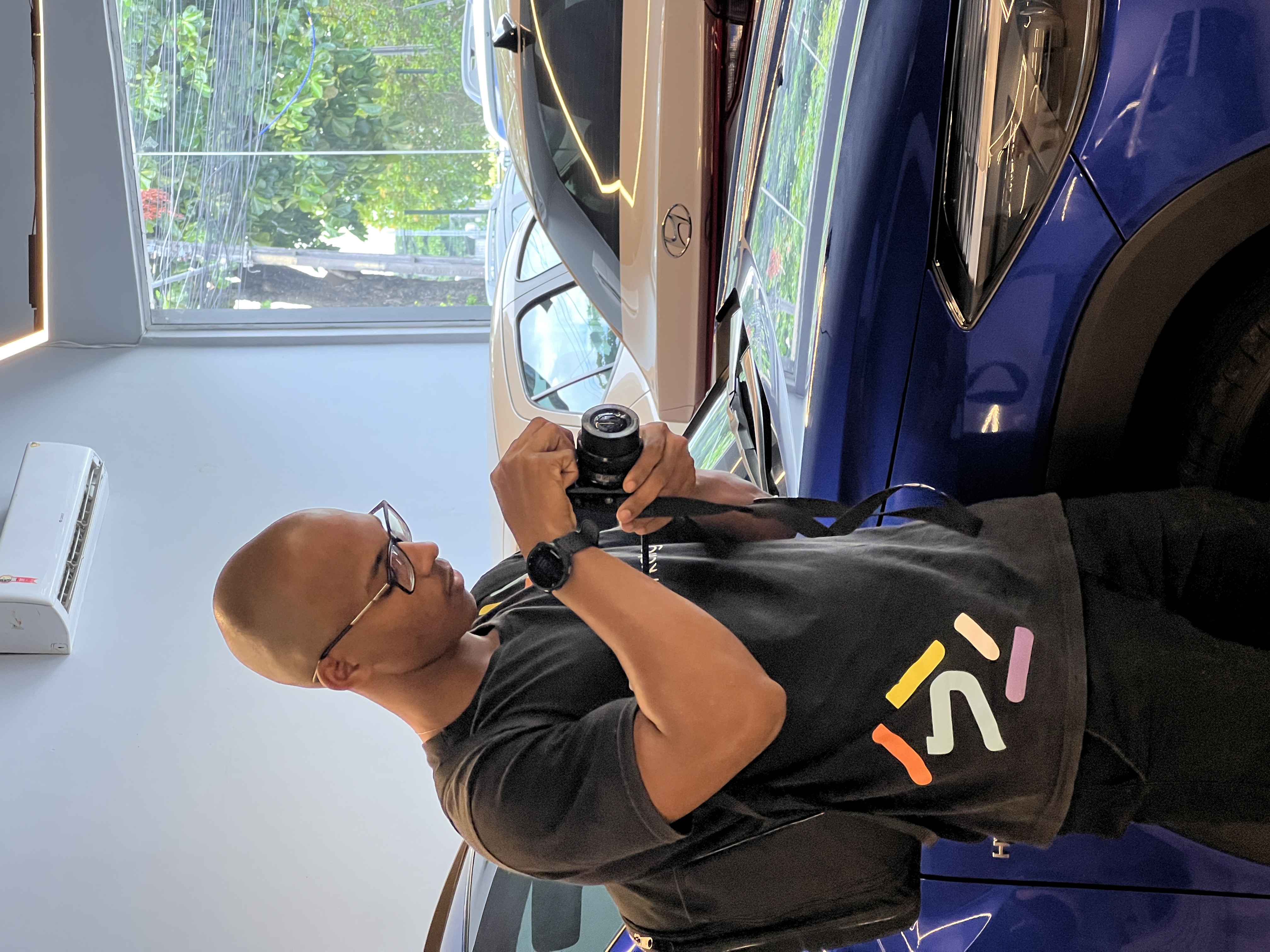 Fotógrafo IT5 revisando câmera em concessionária