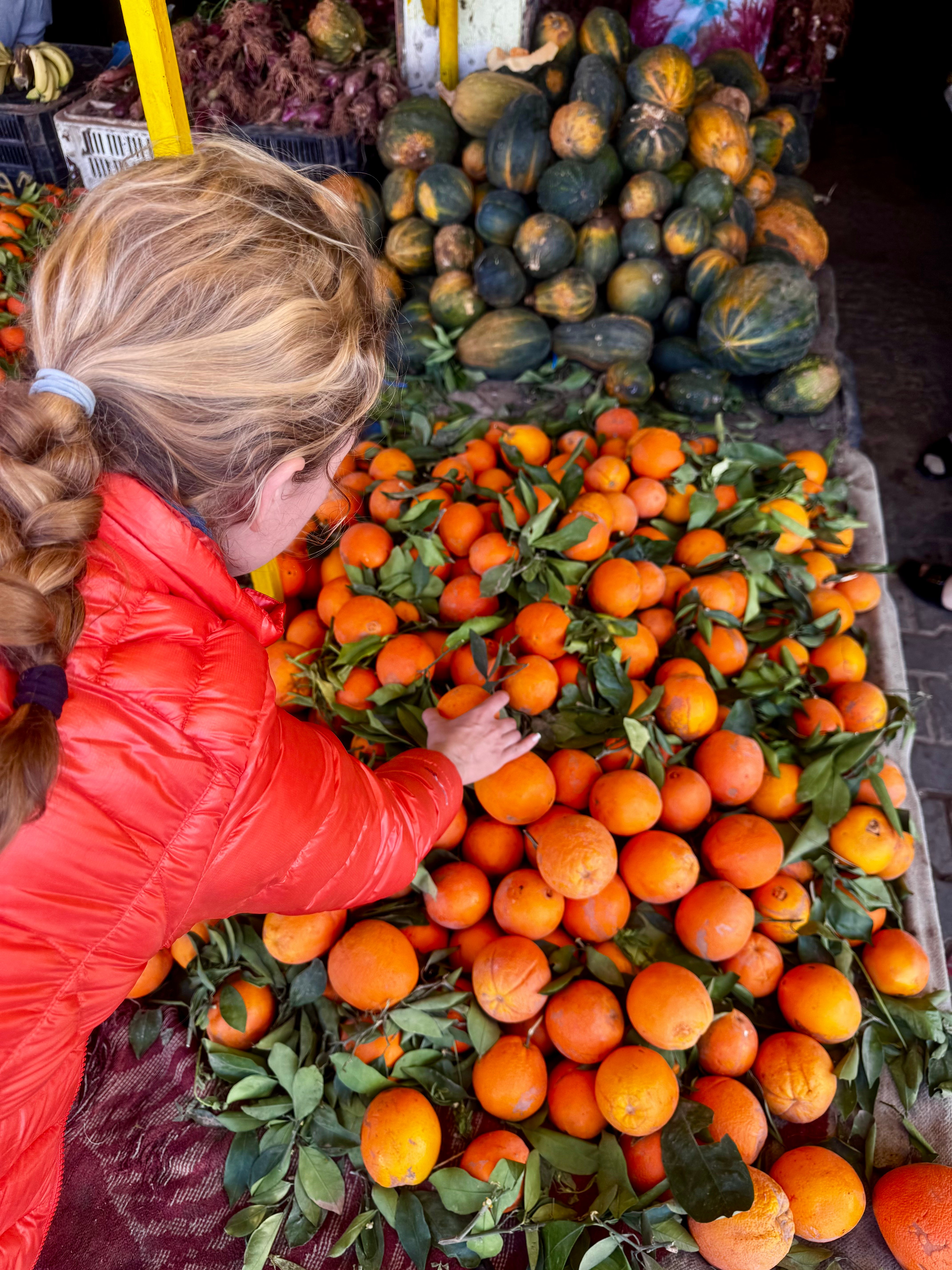 Frische Orangen auf einem marokkanischen Markt - Energiequelle während des Rennens