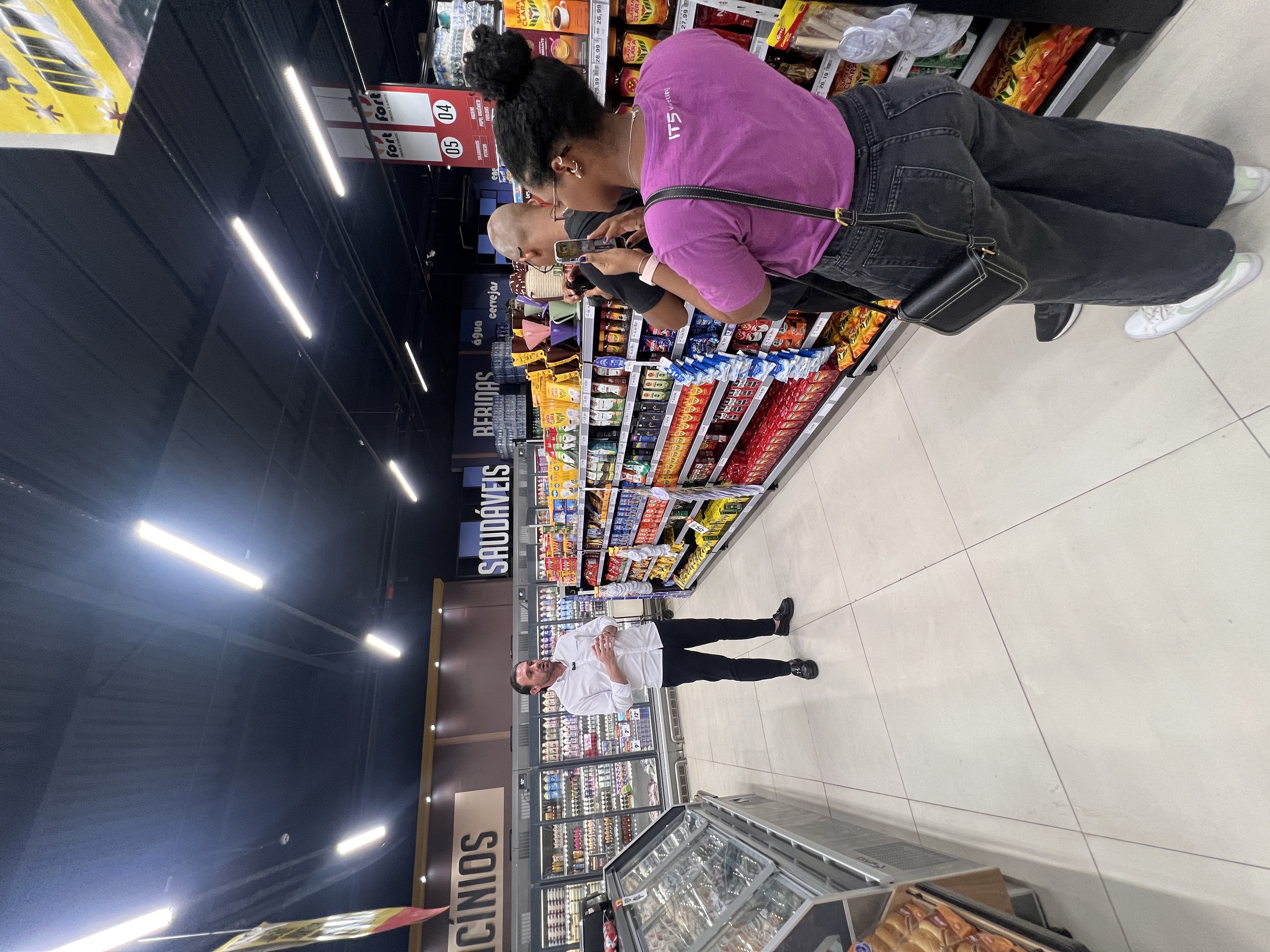 Equipe IT5 filmando Pedro Viana no Viana Atacarejo