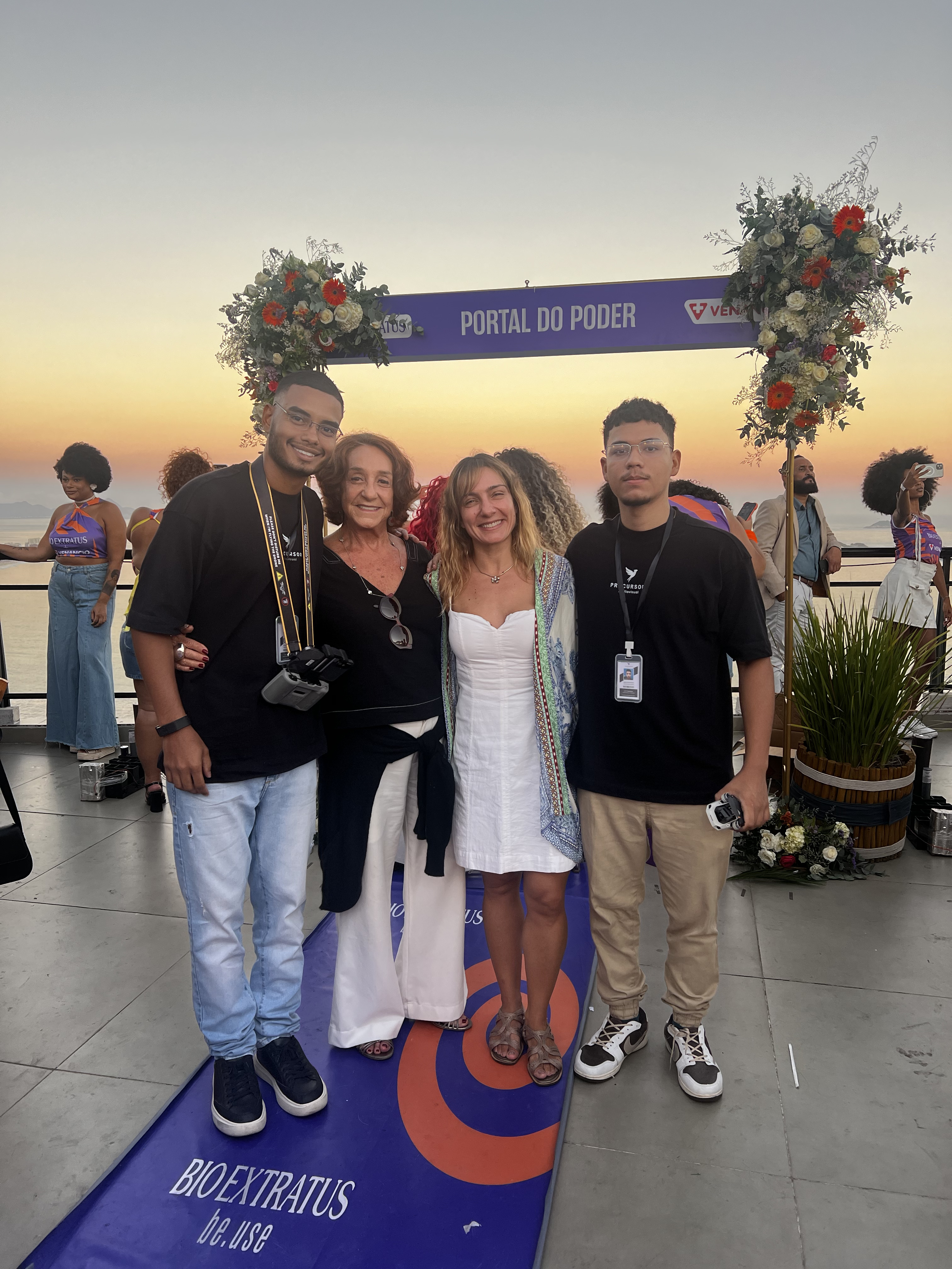 Equipe no Portal do Poder com convidadas