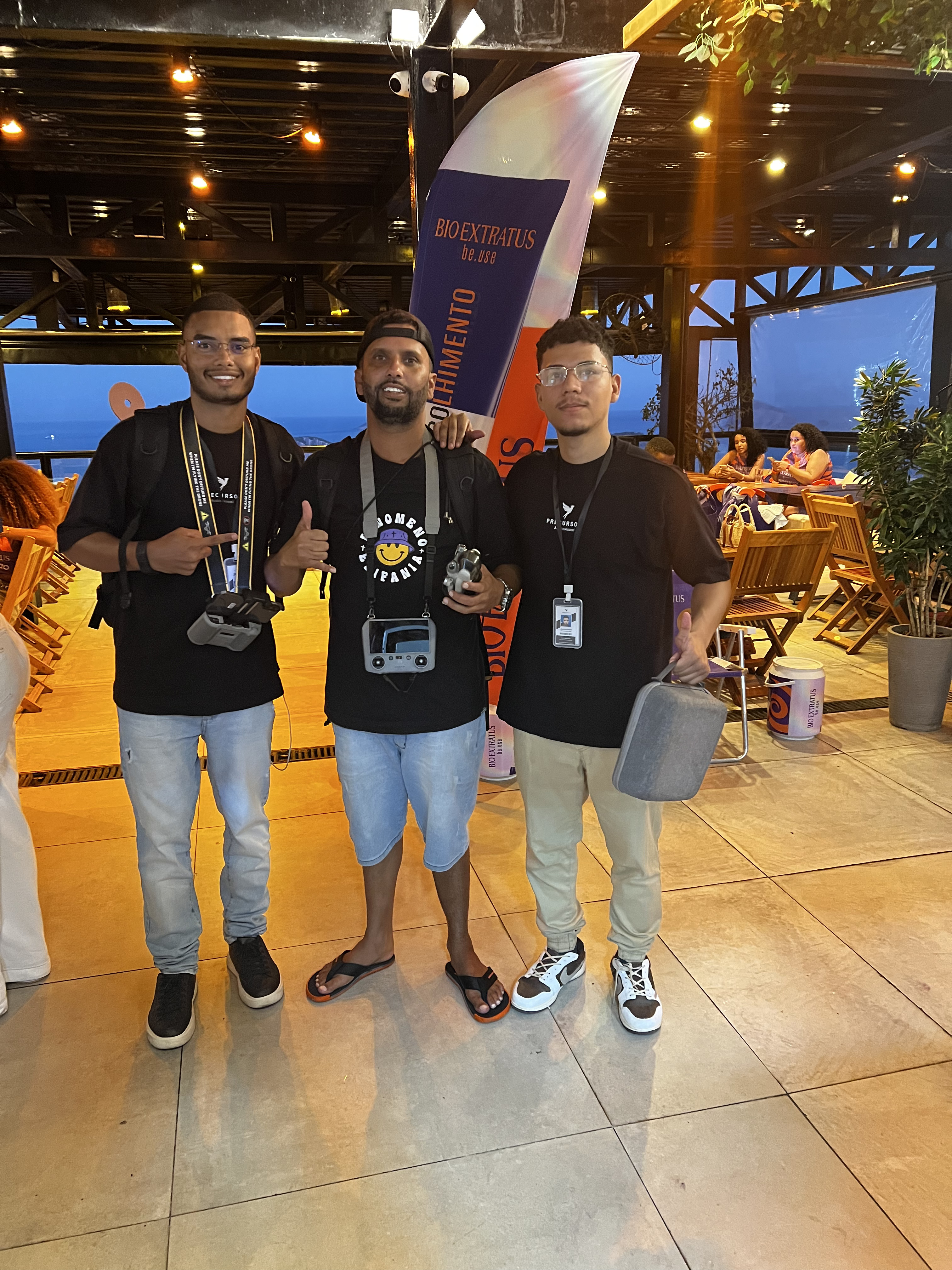 Equipe de operadores com equipamentos de drone