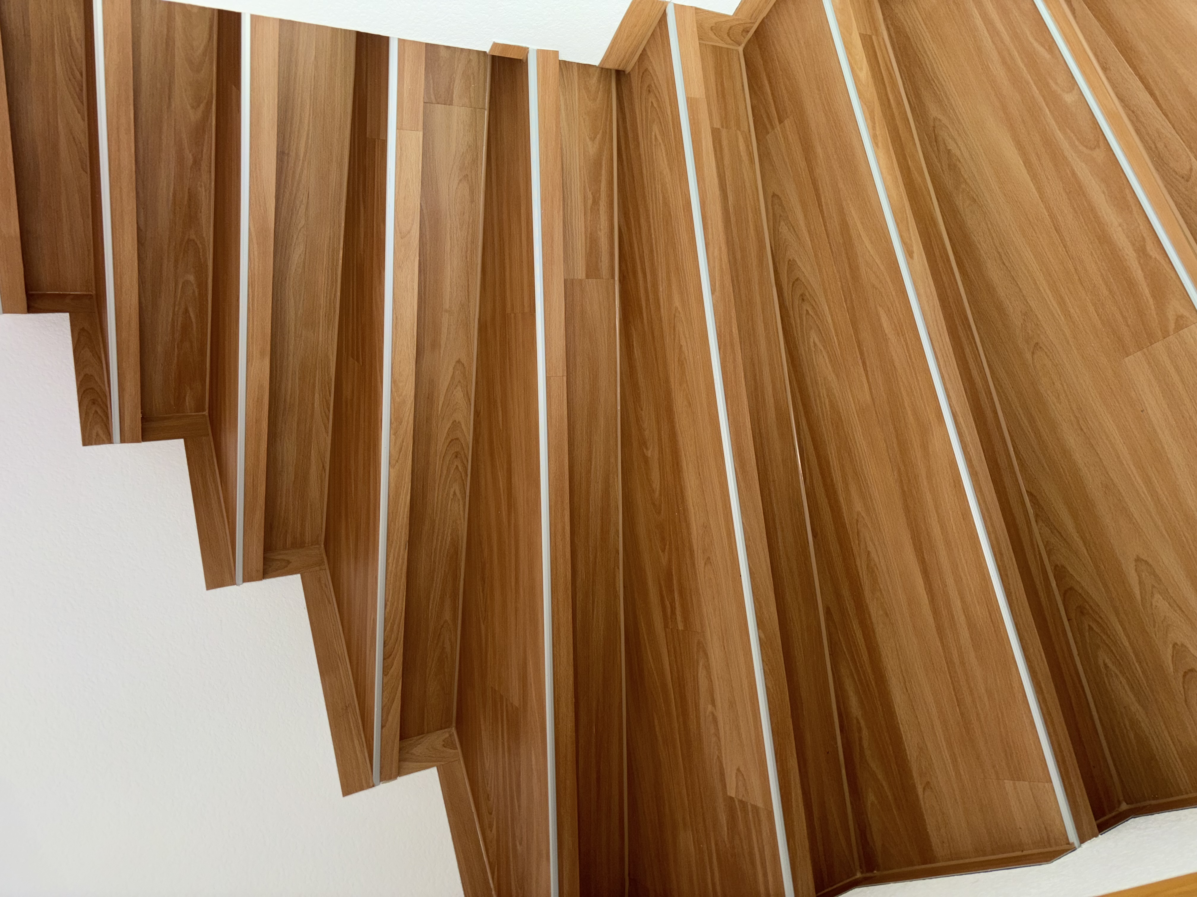 Fertig renovierte Treppe mit Kirschholz-Laminat, Nahaufnahme