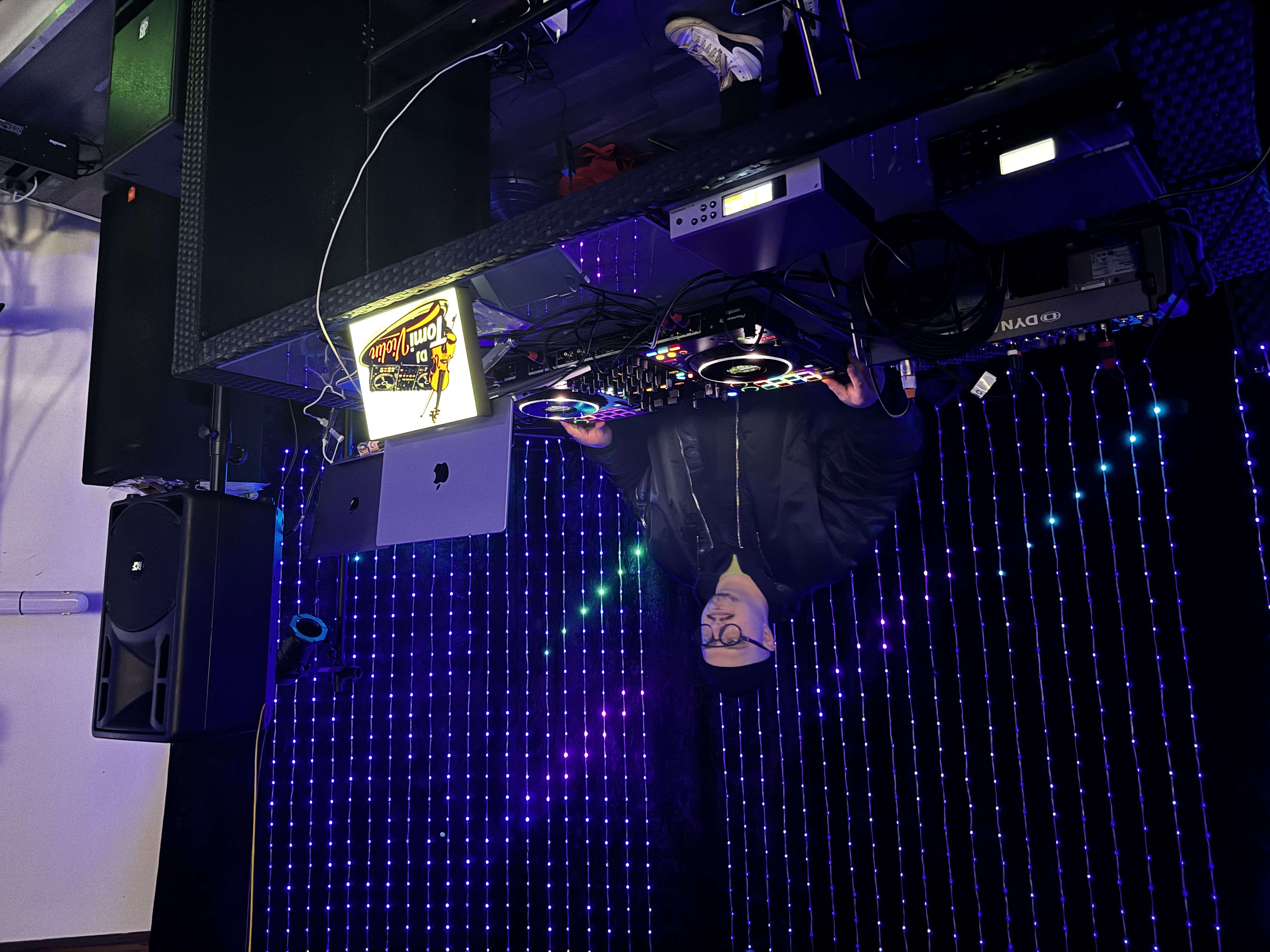 Sohn am DJ-Pult mit blauem LED-Licht