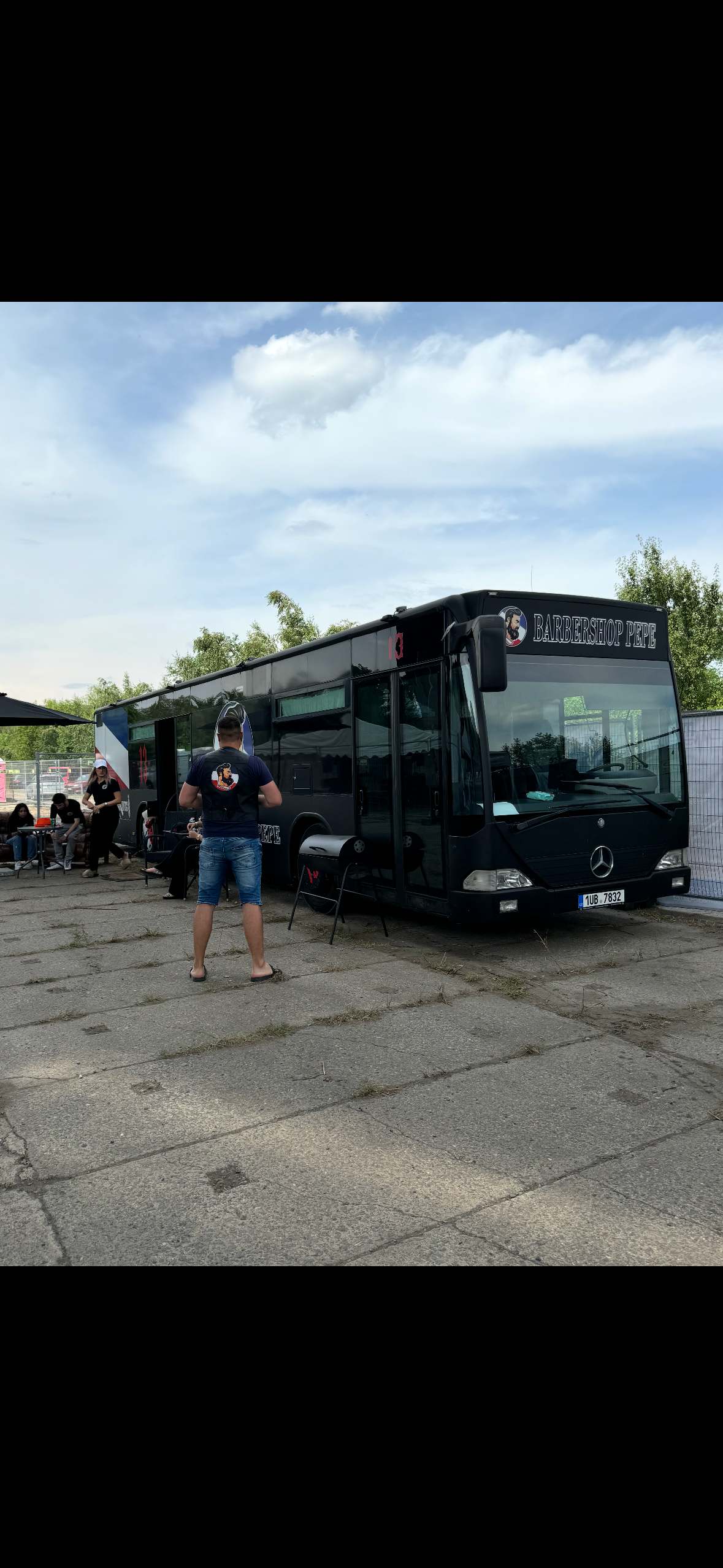 Mobilní barbershop bus na akci