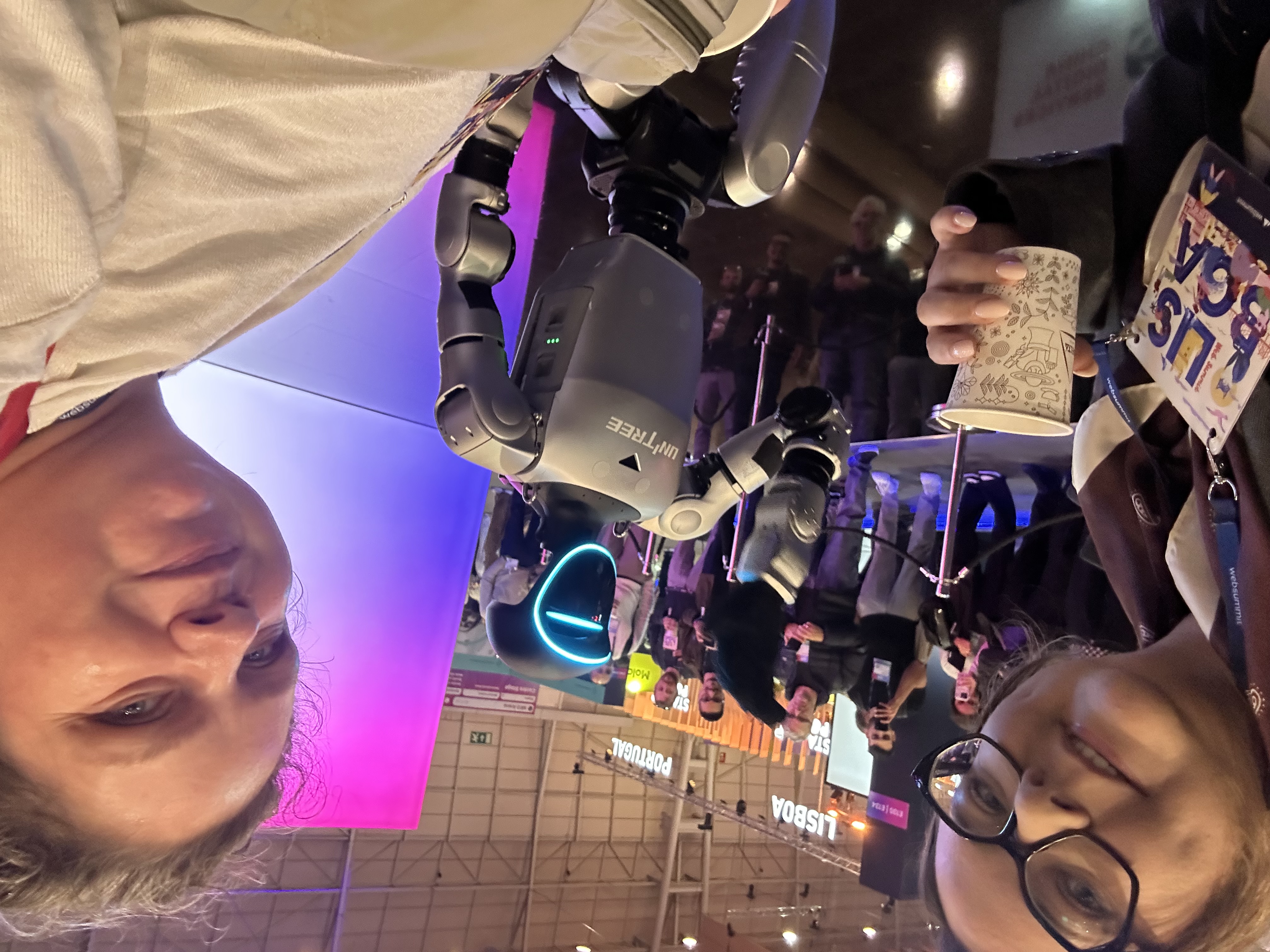 Natalie i Patrycja z humanoidalnym robotem Unitree na Web Summit w Lizbonie