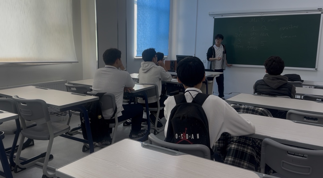 Erkhembold teaching French class