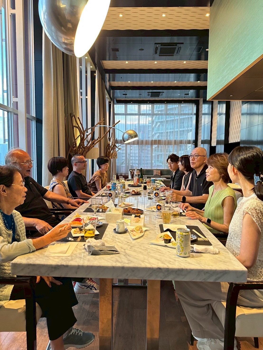 自宅でゲストと一緒に寿司体験を楽しむ様子