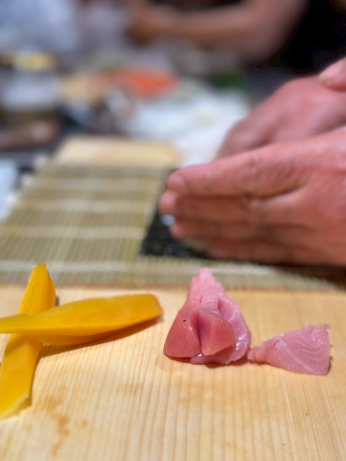新鮮なまぐろと沢庵の飾り切り