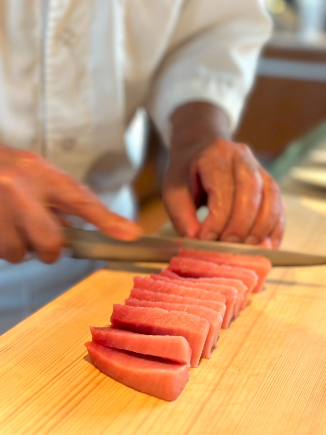 職人が丁寧にまぐろを切り分ける