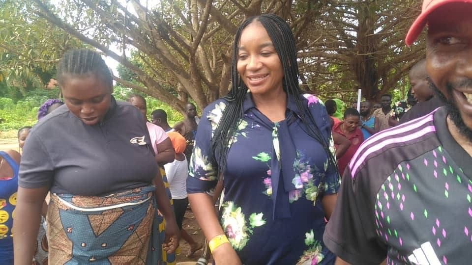 Mnena Ikondo Ikpa walking with community members