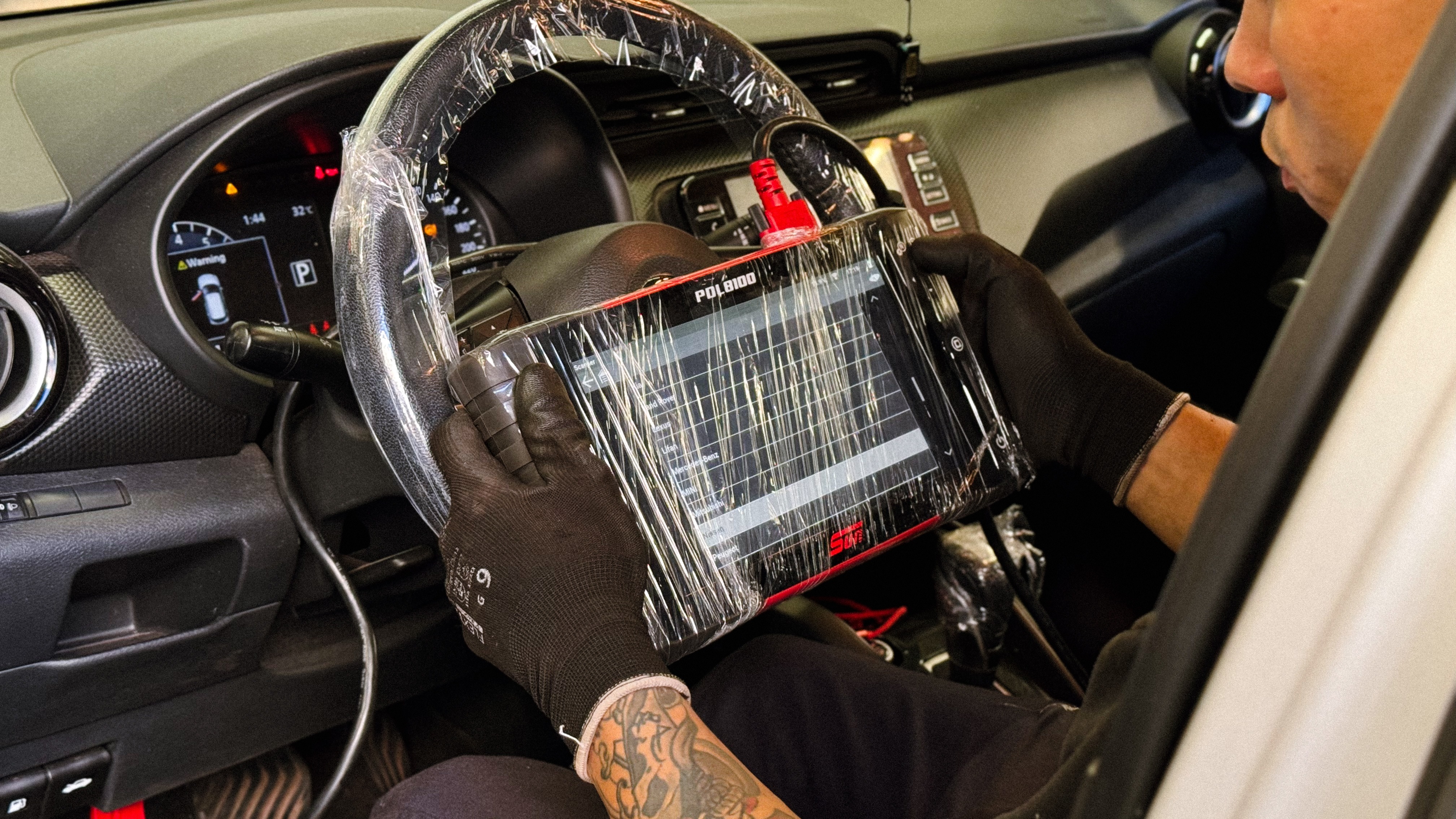 Profissional realizando diagnóstico automotivo avançado