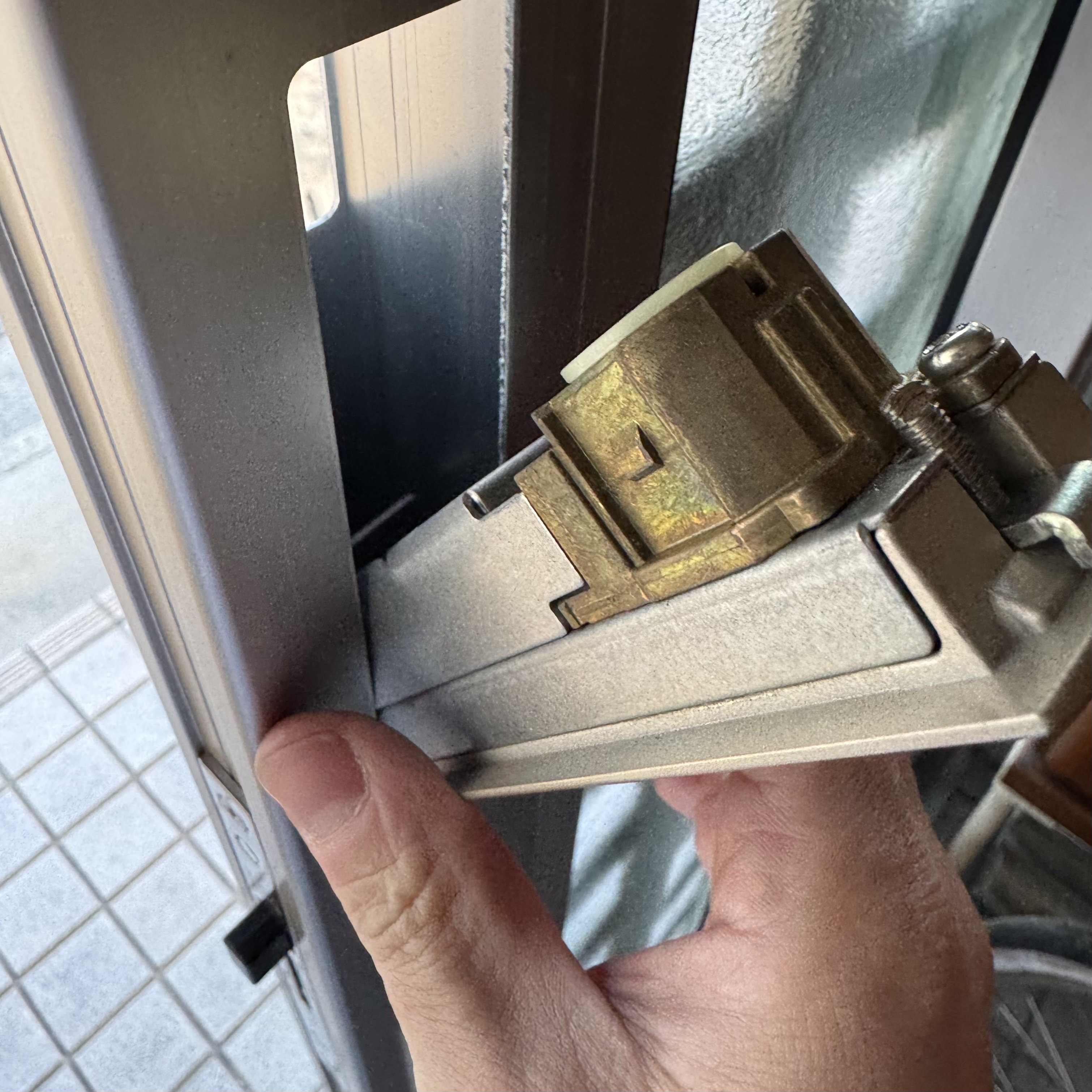 引き戸から錠ケースを取り外す作業