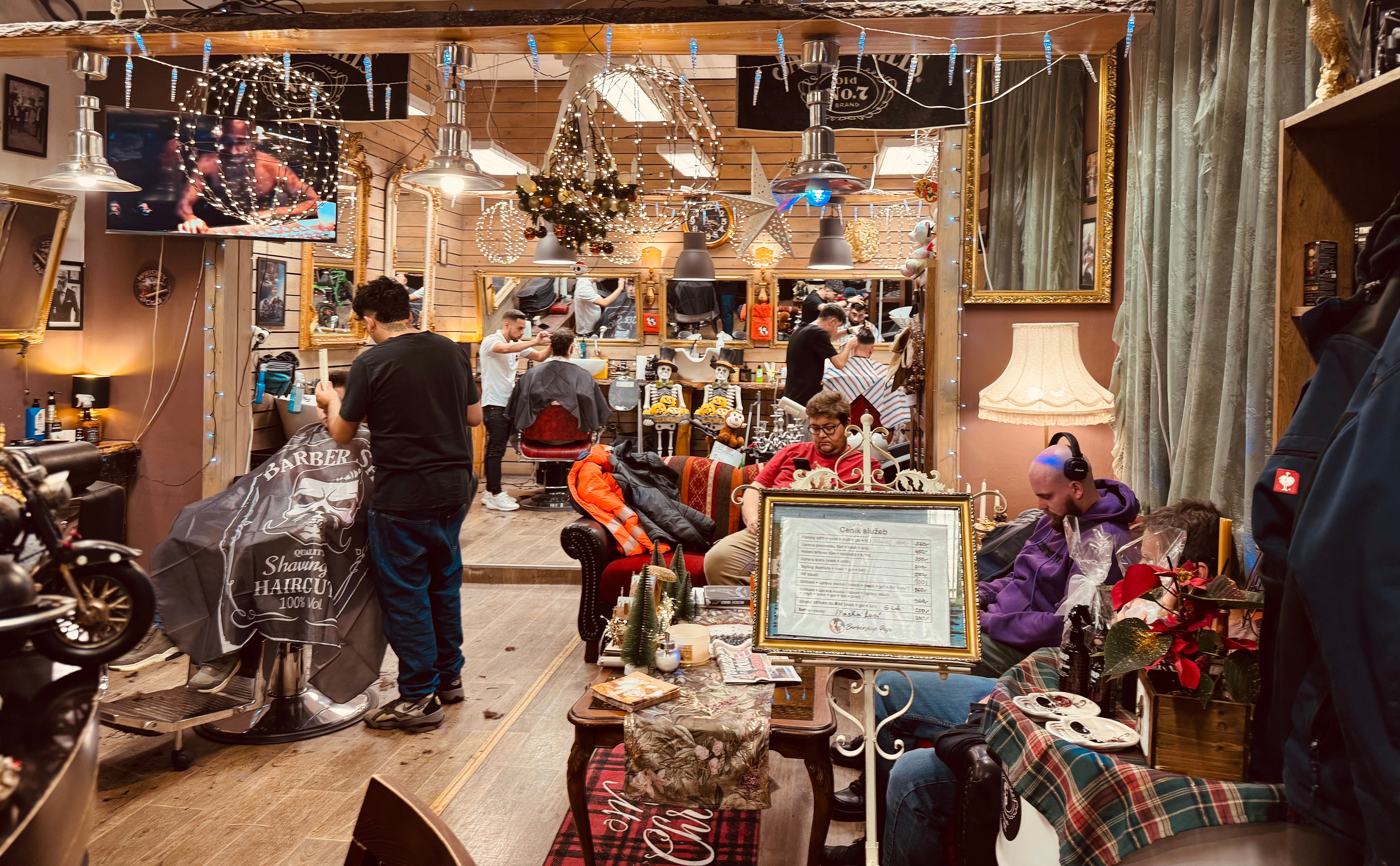 Barbershop v plném provozu