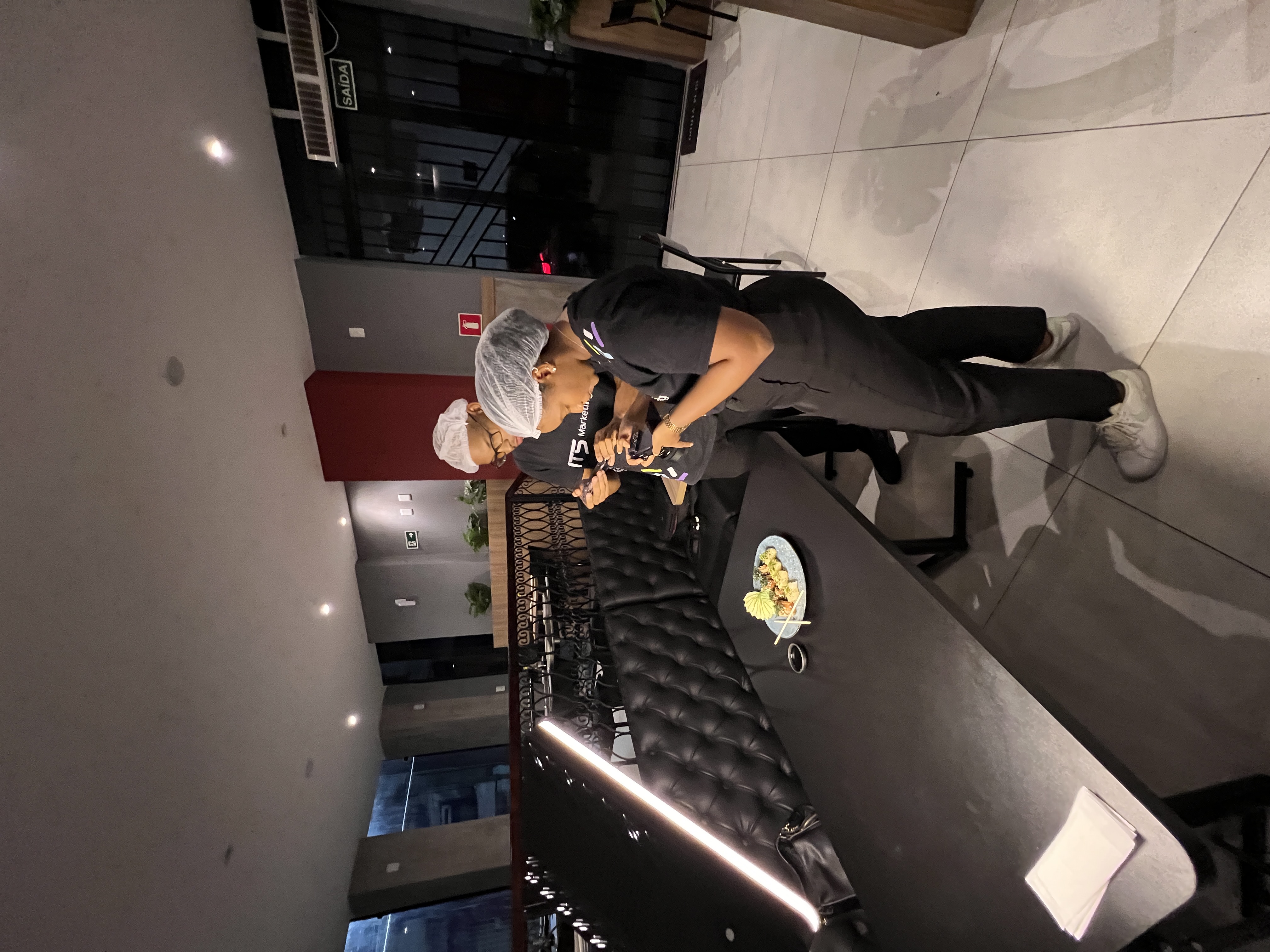 Equipe IT5 fotografando sushi em restaurante