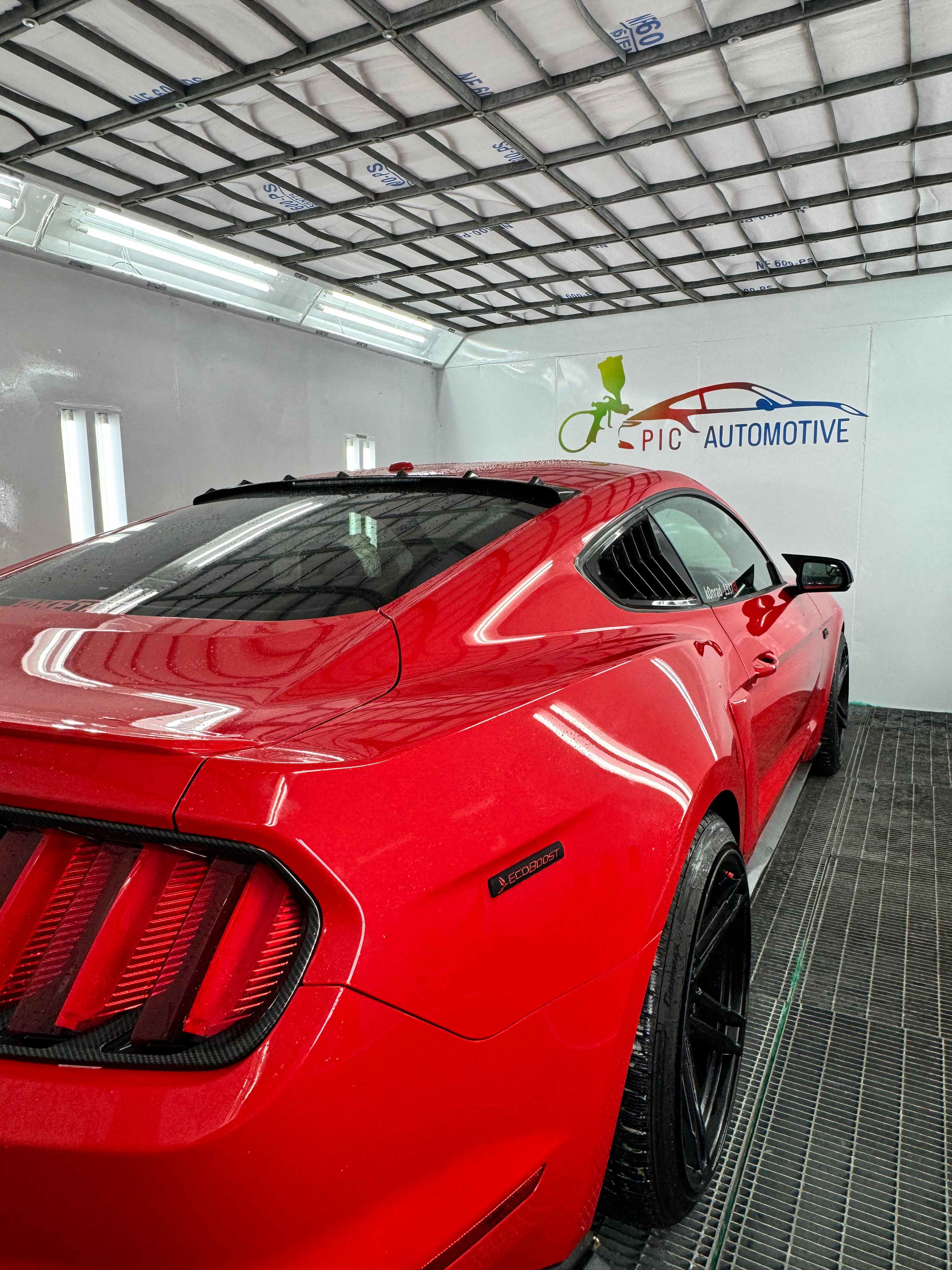 Vopsitorie auto profesională în cabină de vopsit la PIC Automotive