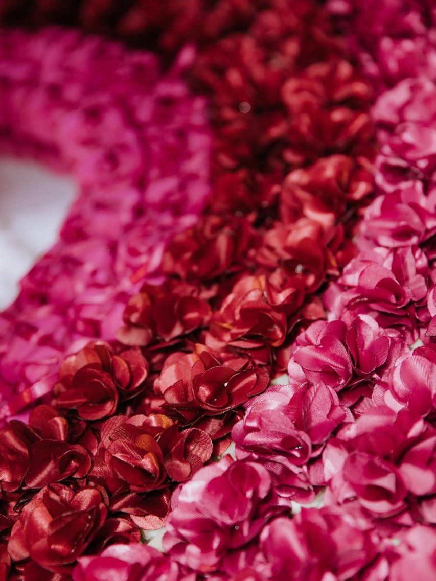 Detalhes de lacos decorativos em tons rosa e vinho para doces personalizados de festa de 15 anos no RJ