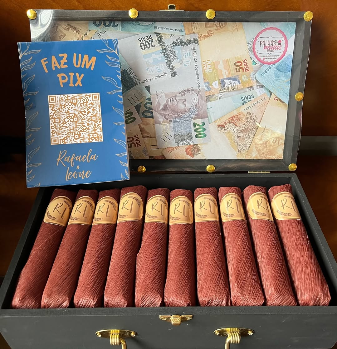Maleta com charutos de chocolate personalizados e cartao Faz um Pix para casamento criativo no RJ