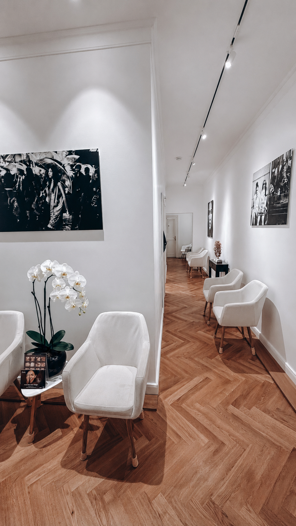 Praxisflur mit Kunstwerken