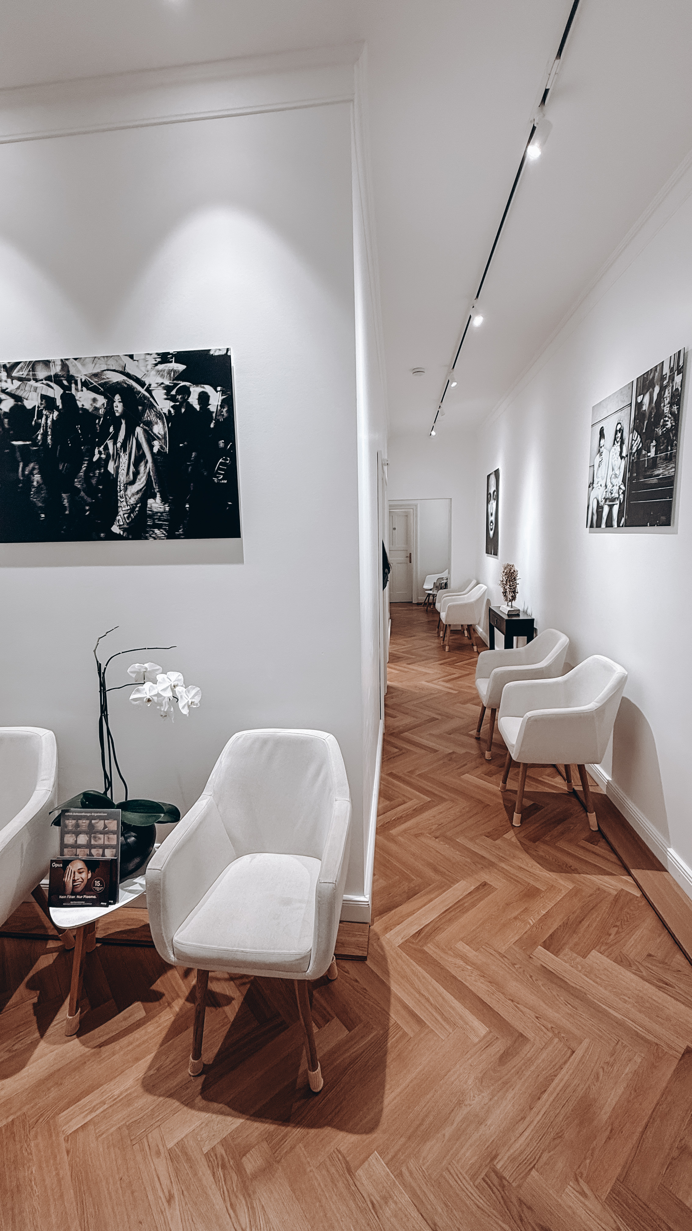 Praxisflur mit Kunstwerken