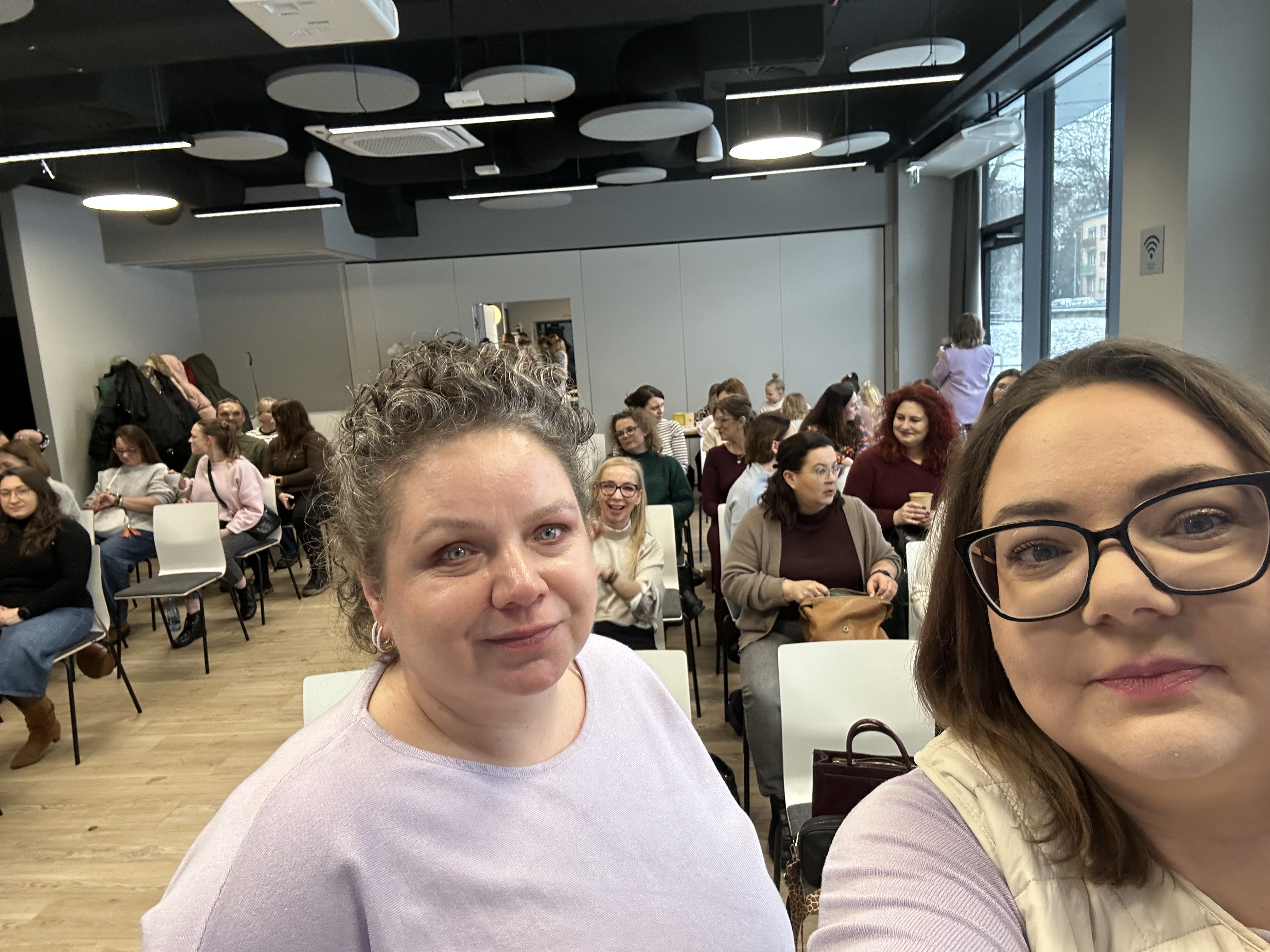 Selfie ze spotkania społeczności kobiet - pełna sala uczestniczek