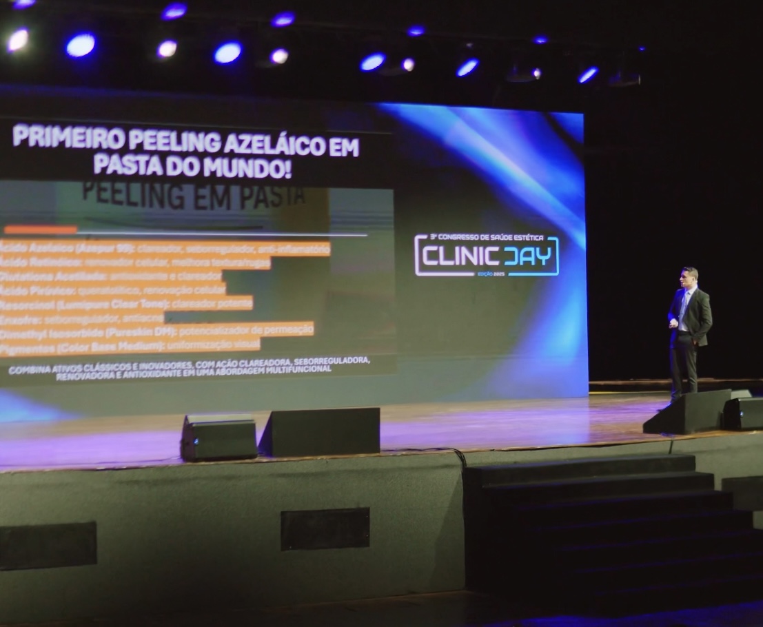 Palco do Clinic Day com apresentacao Primeiro Peeling Azelaico em Pasta do Mundo