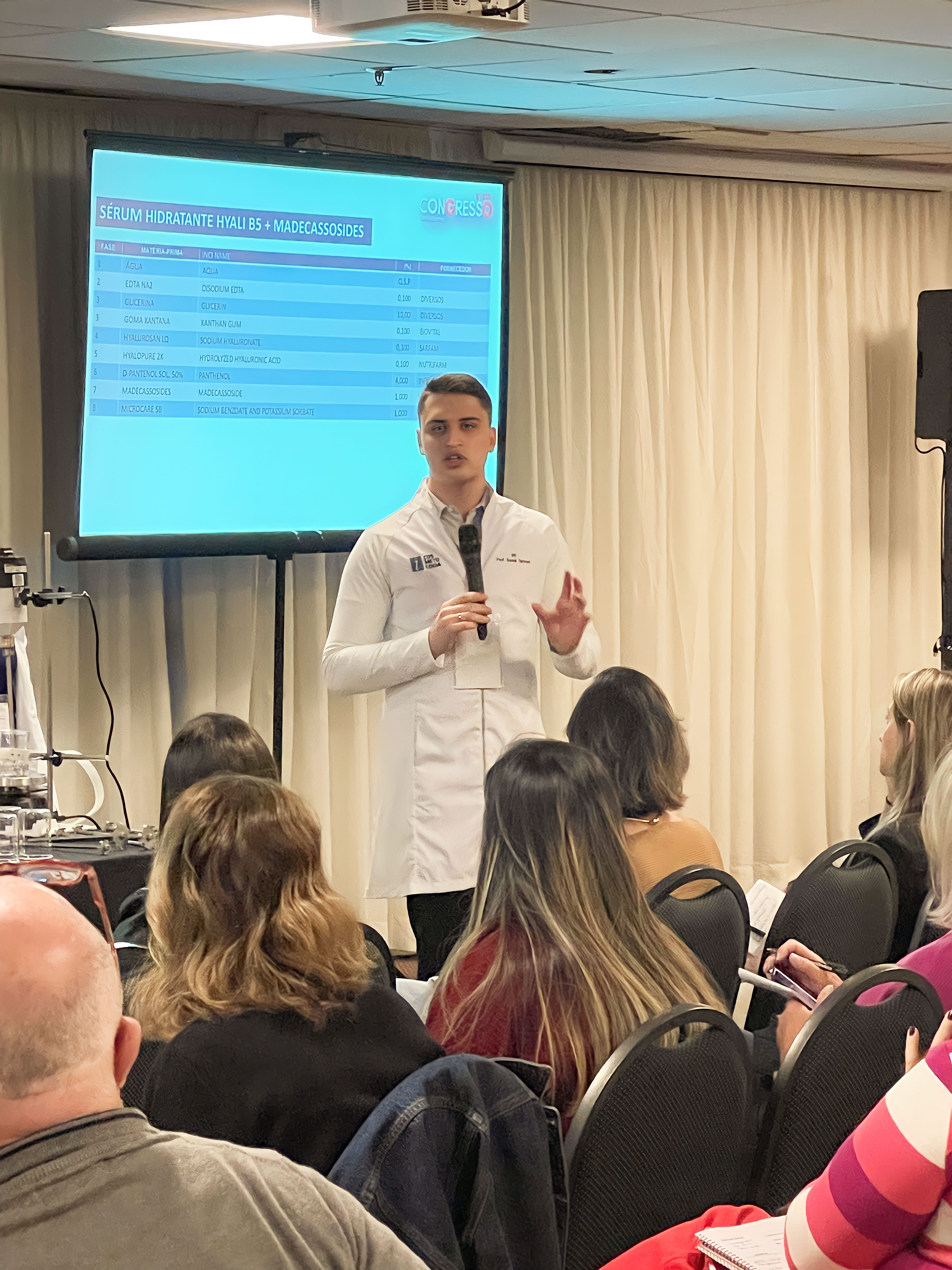 Prof. Samir Tannuri apresentando formula de serum hidratante com madecassosides em congresso