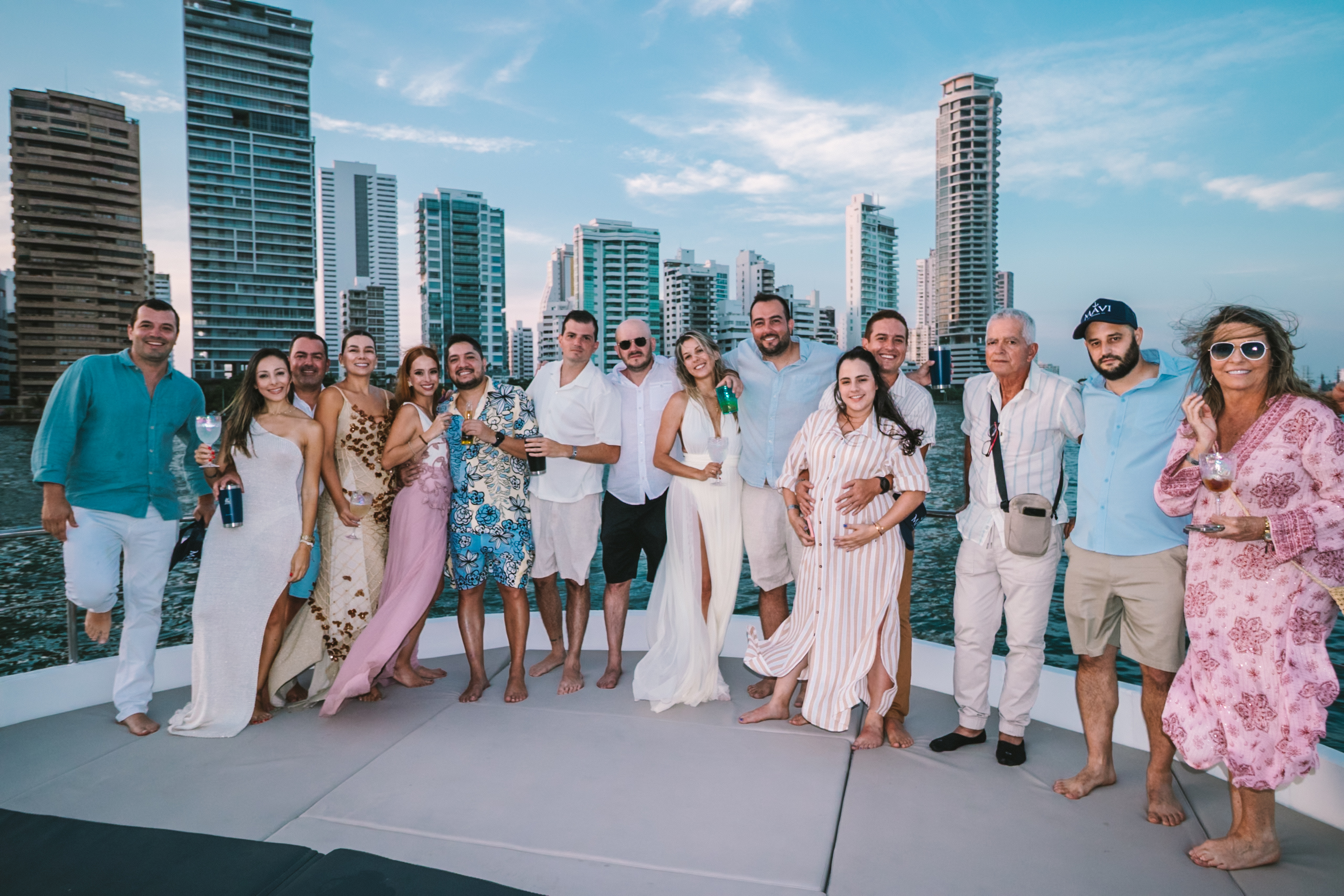 Grupo de amigos celebrando al atardecer frente a Cartagena