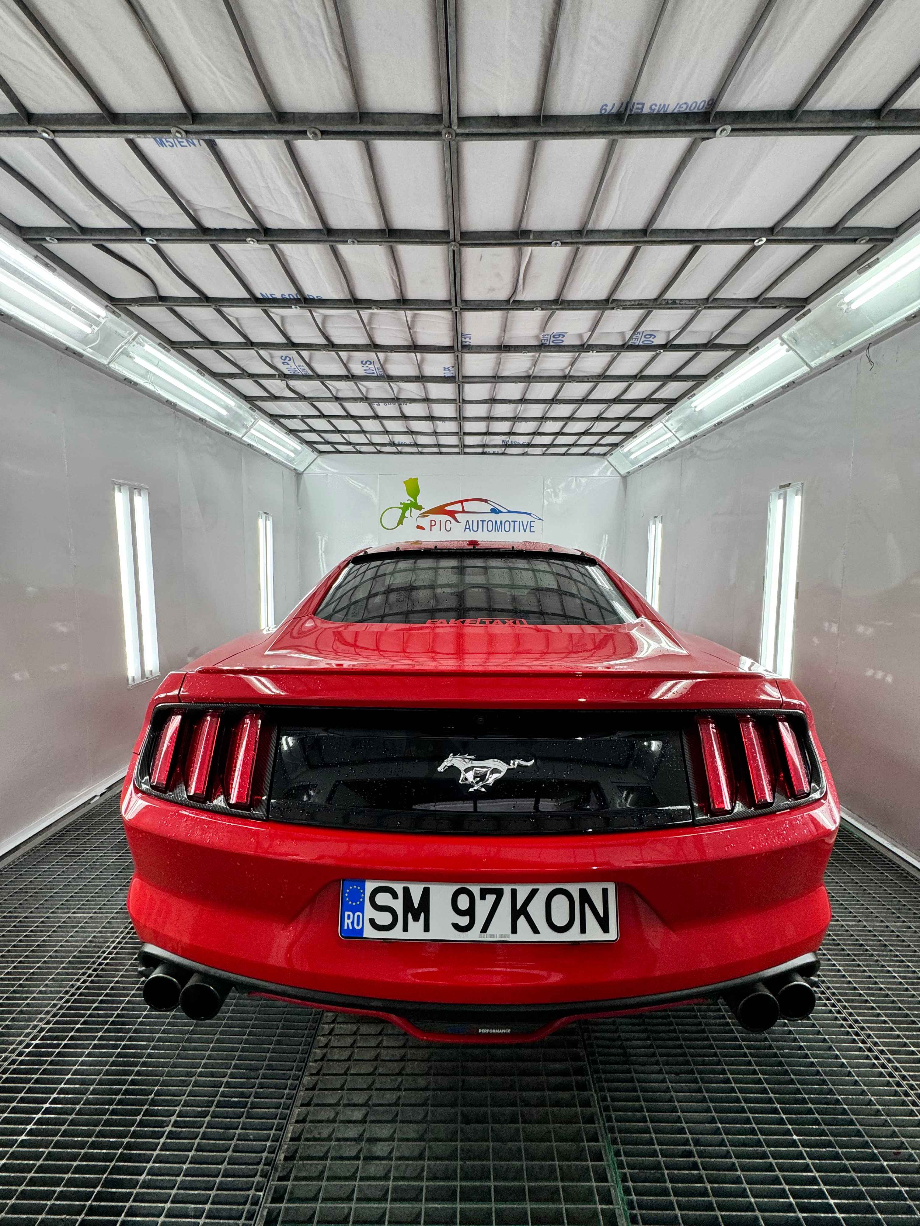 Ford Mustang roșu vopsit la PIC Automotive Cluj