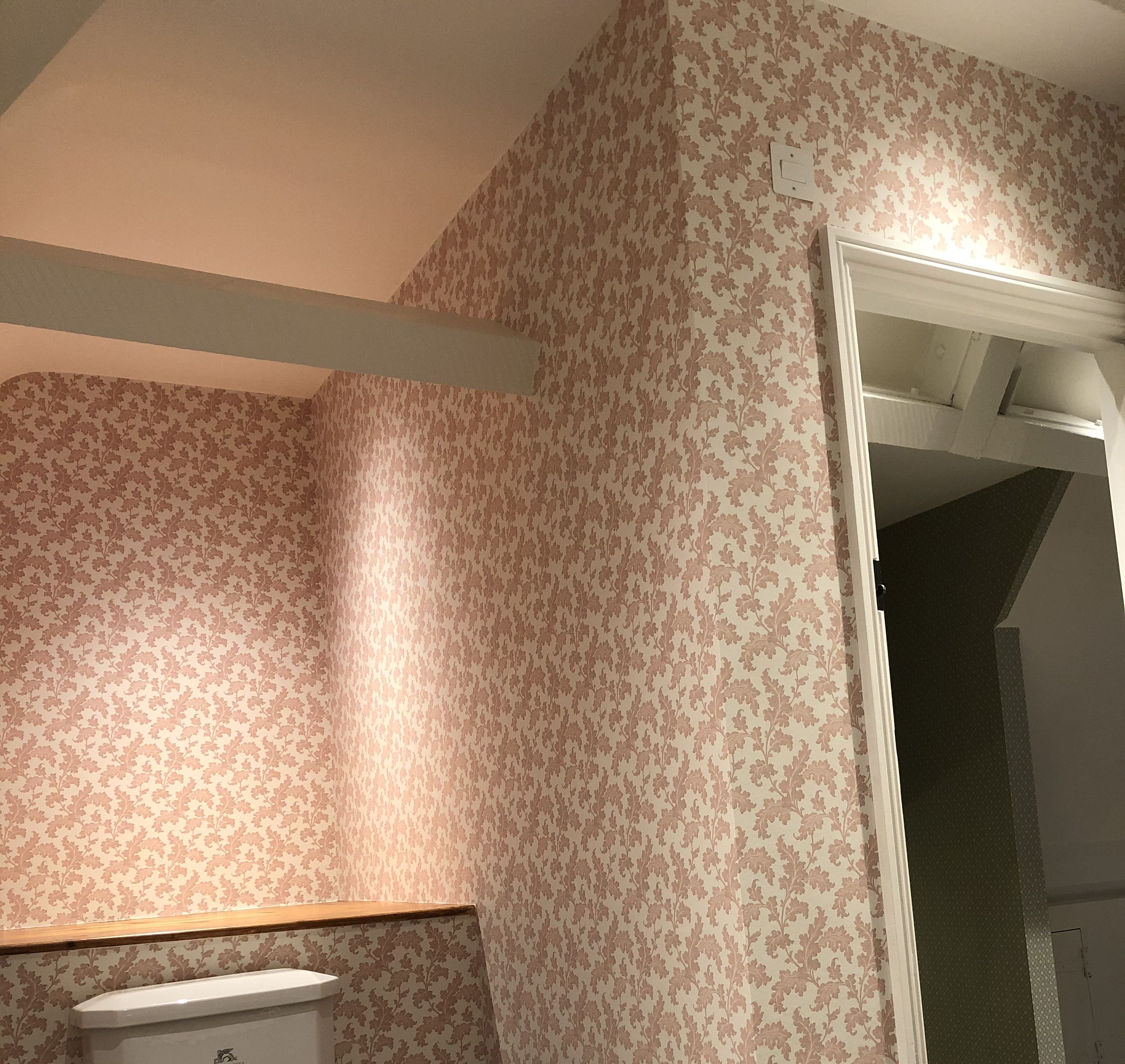 Bathroom with coral oak leaf pattern wallpaper