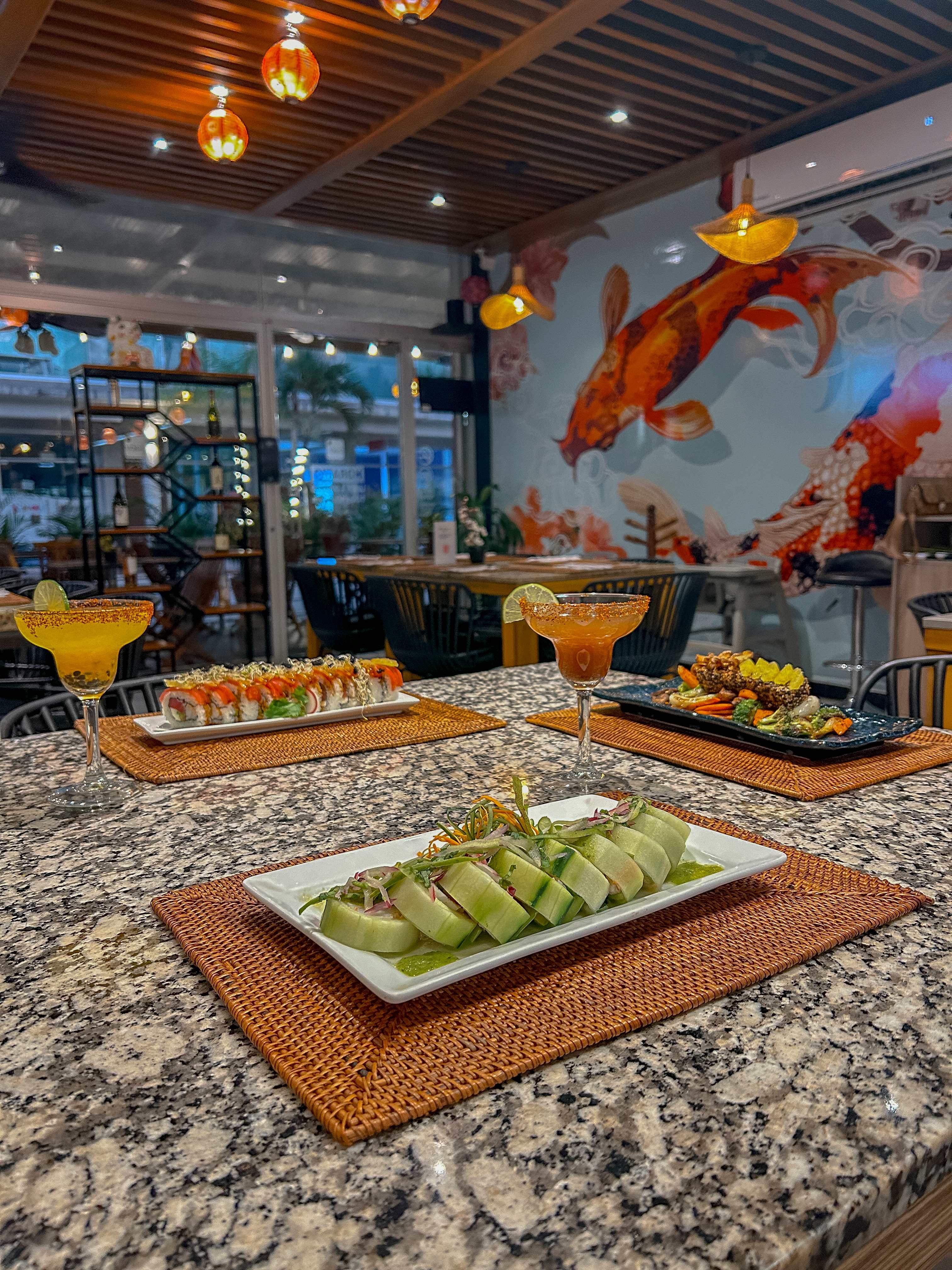 Sushi rolls con bebidas y platos gourmet