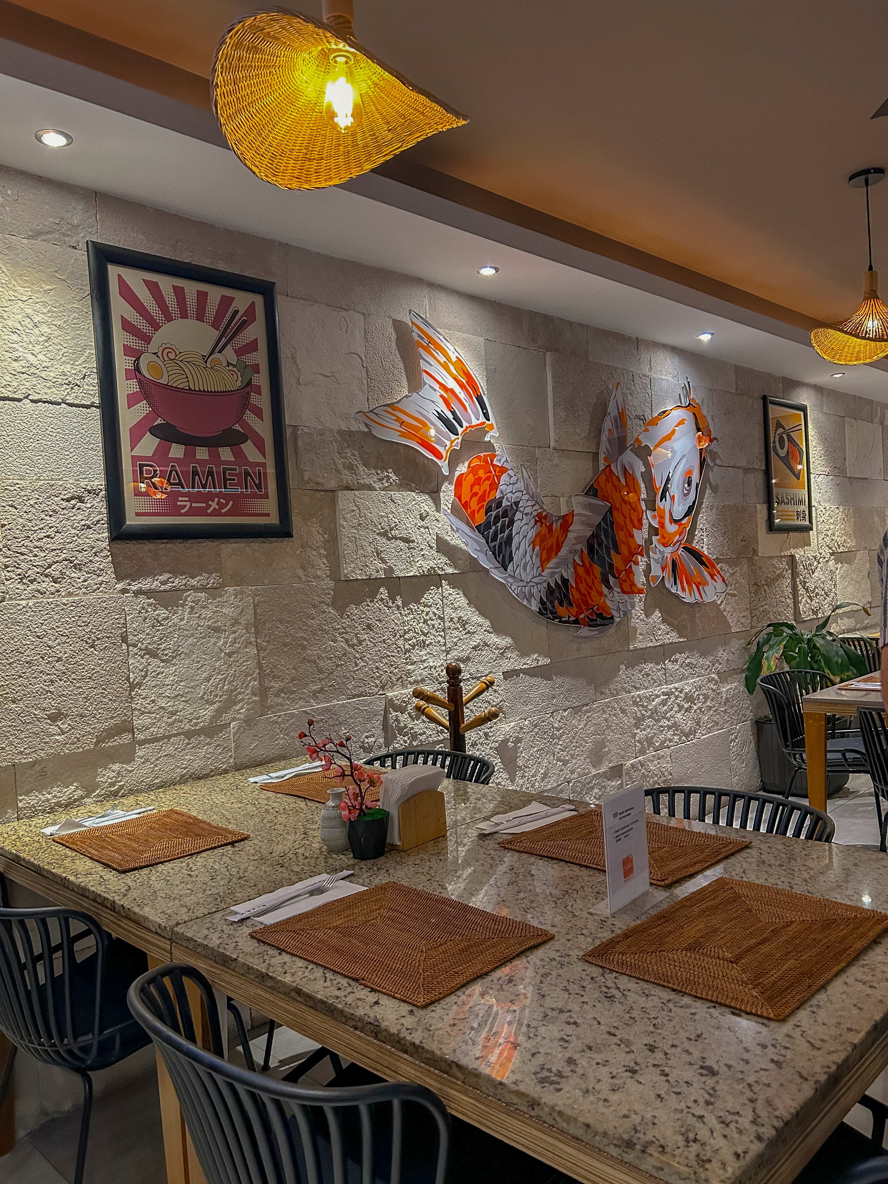 Comedor con decoración koi grande