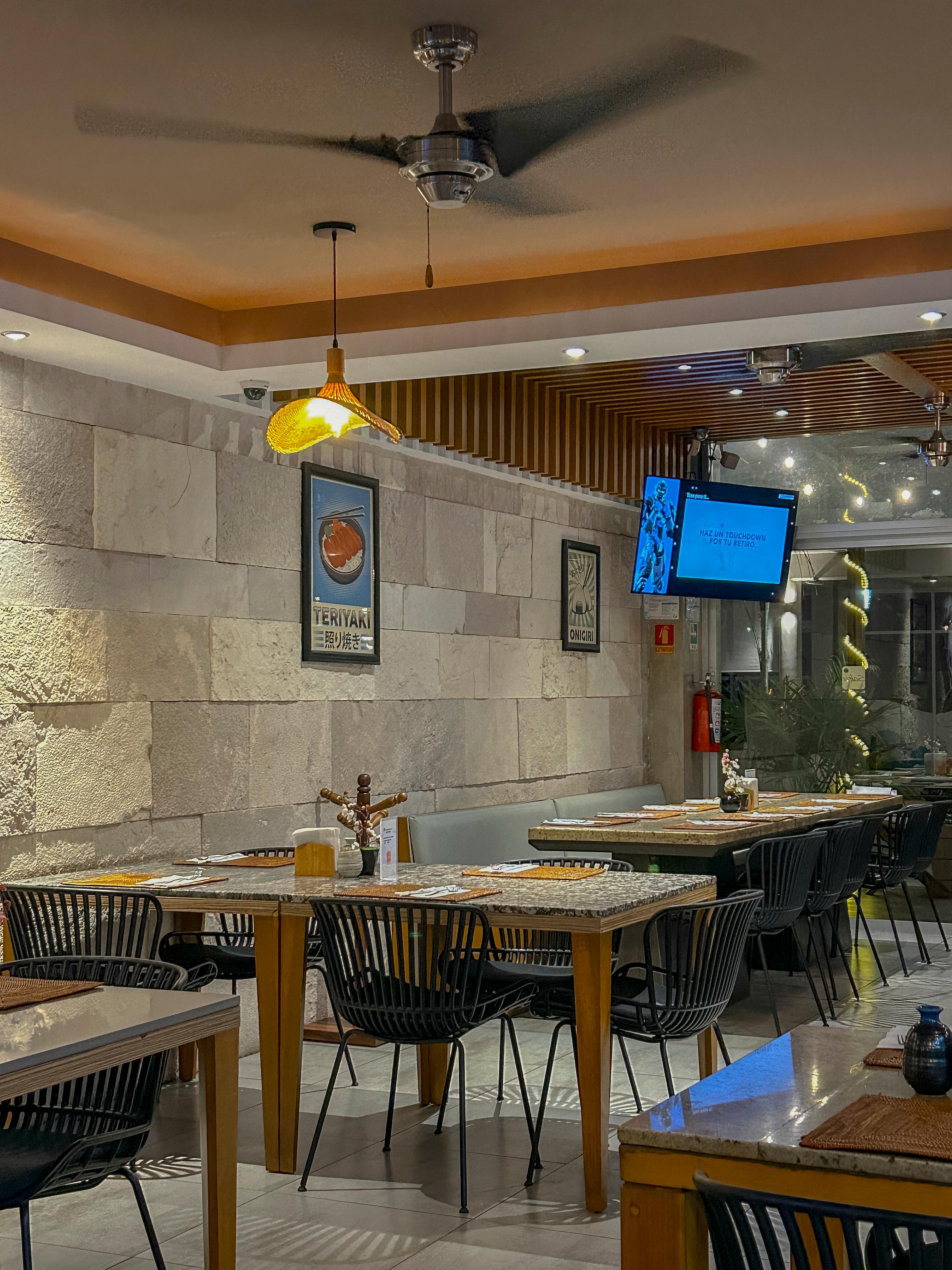Espacio del comedor con iluminación dorada