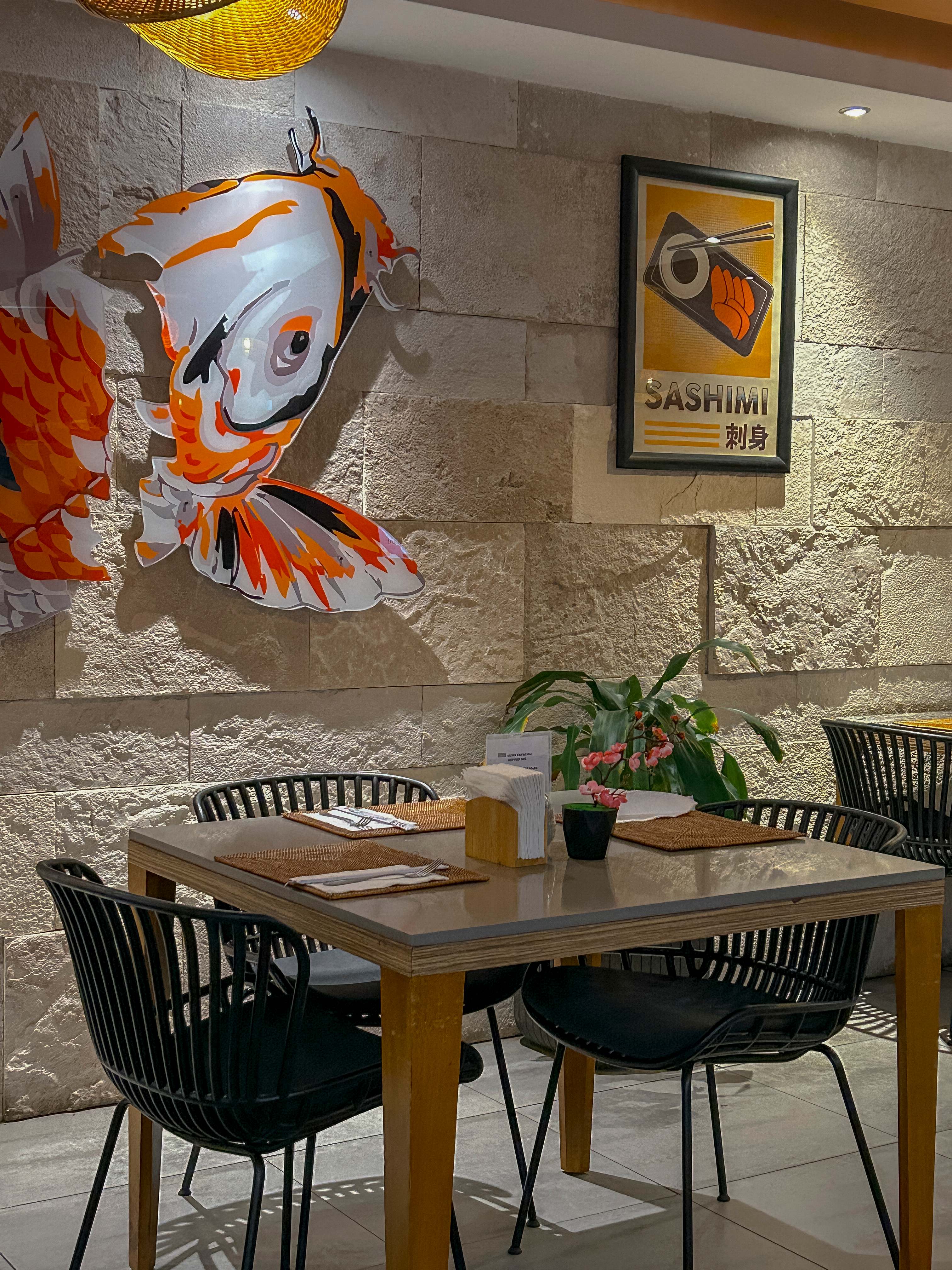 Detalle de decoración con koi