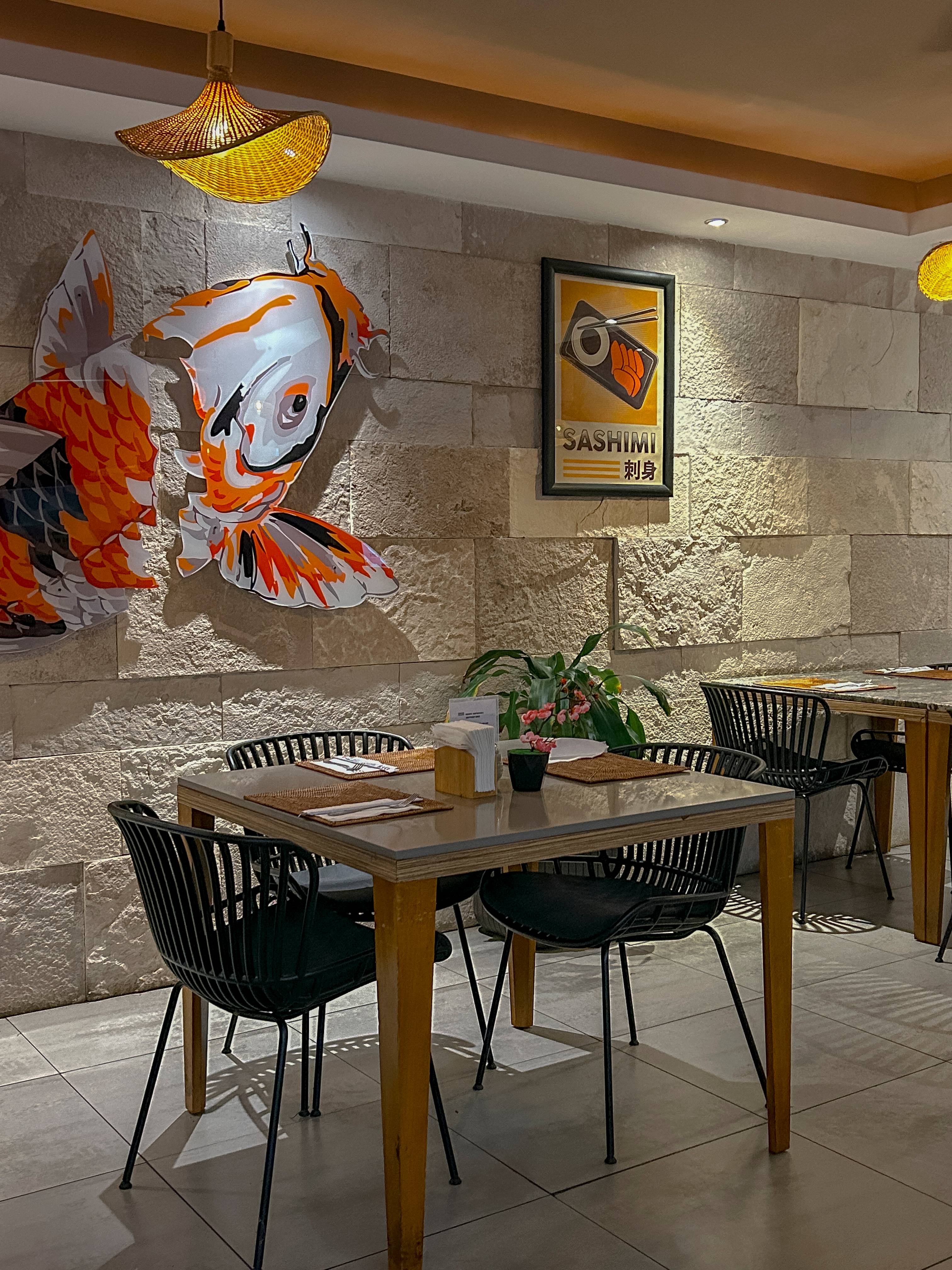 Mesa con decoración koi