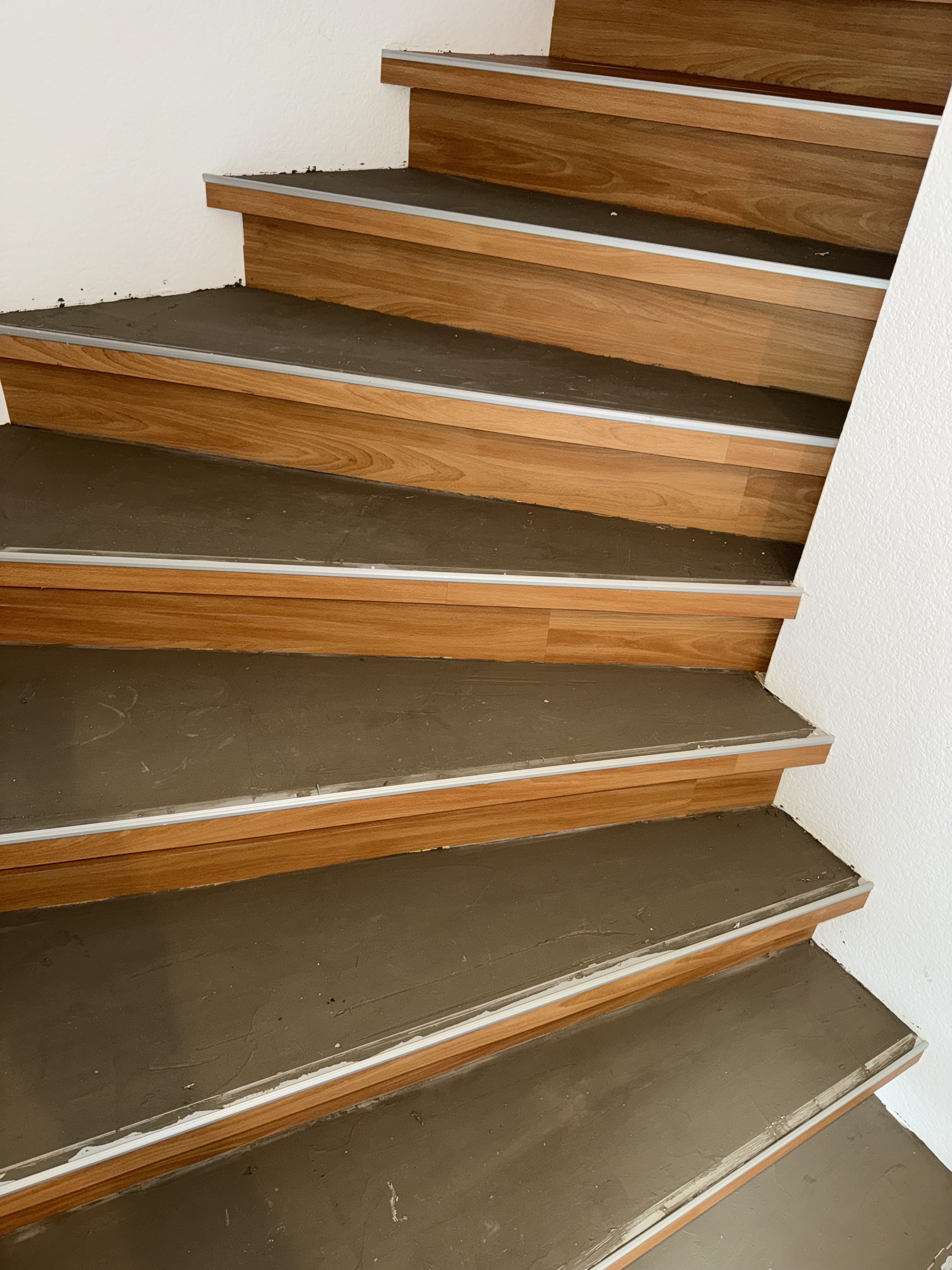 Treppe bei laufender Renovierung, teilweise fertige Stufen sichtbar