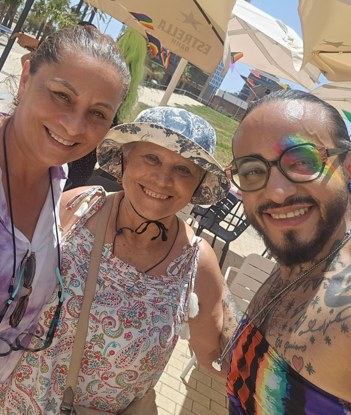 Migantito con familia en el Orgull de Badalona
