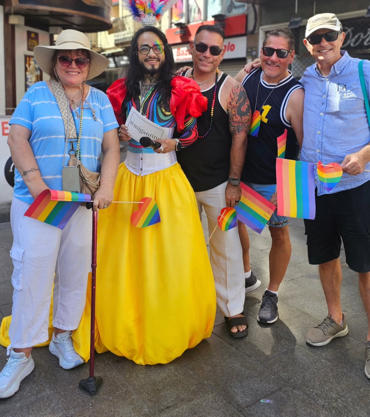Migantito vestido de Blancanieves con fans en Badalona