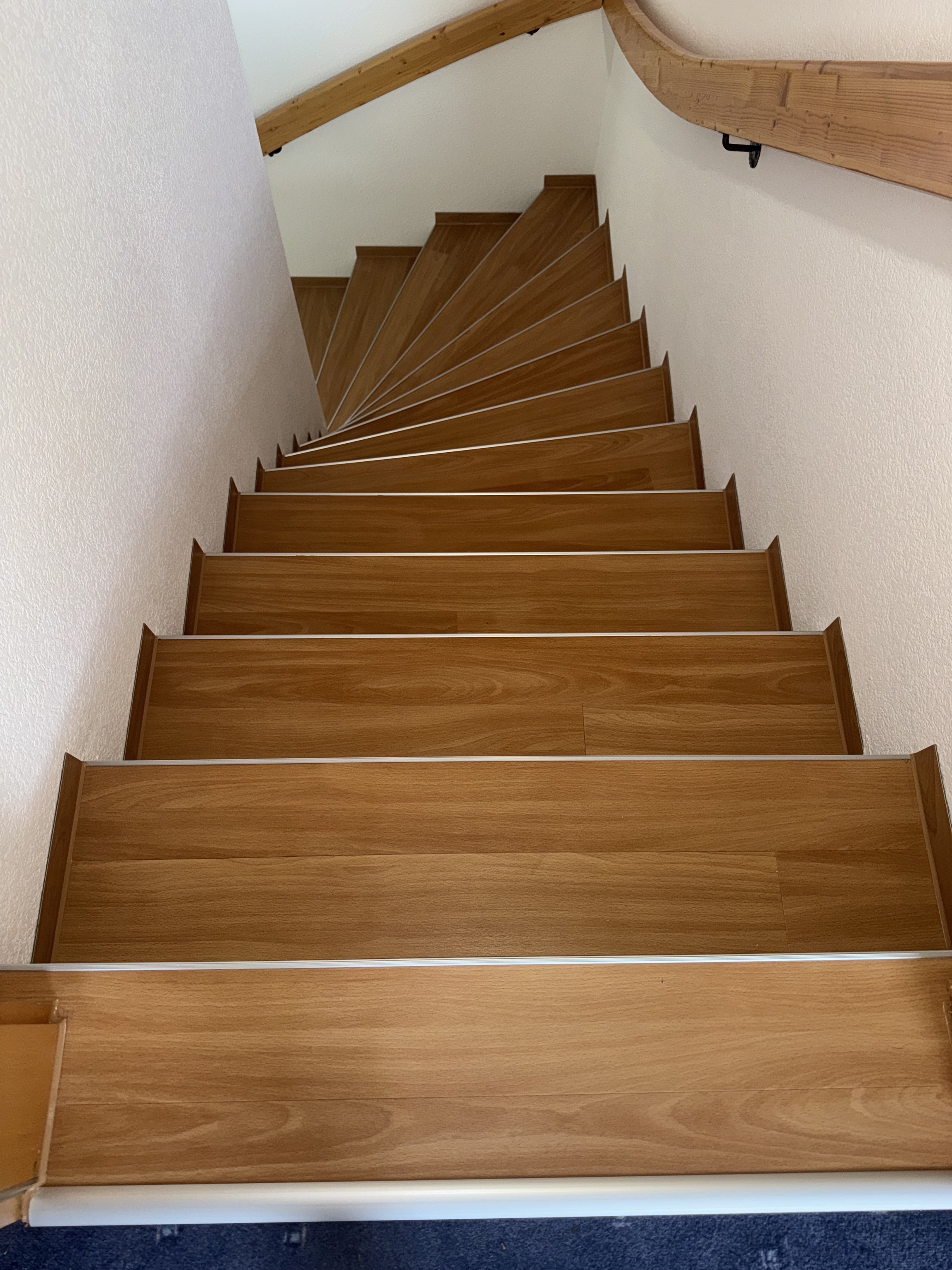 Fertig verlegte Treppe mit warmem Kirsch-Laminat – Draufsicht