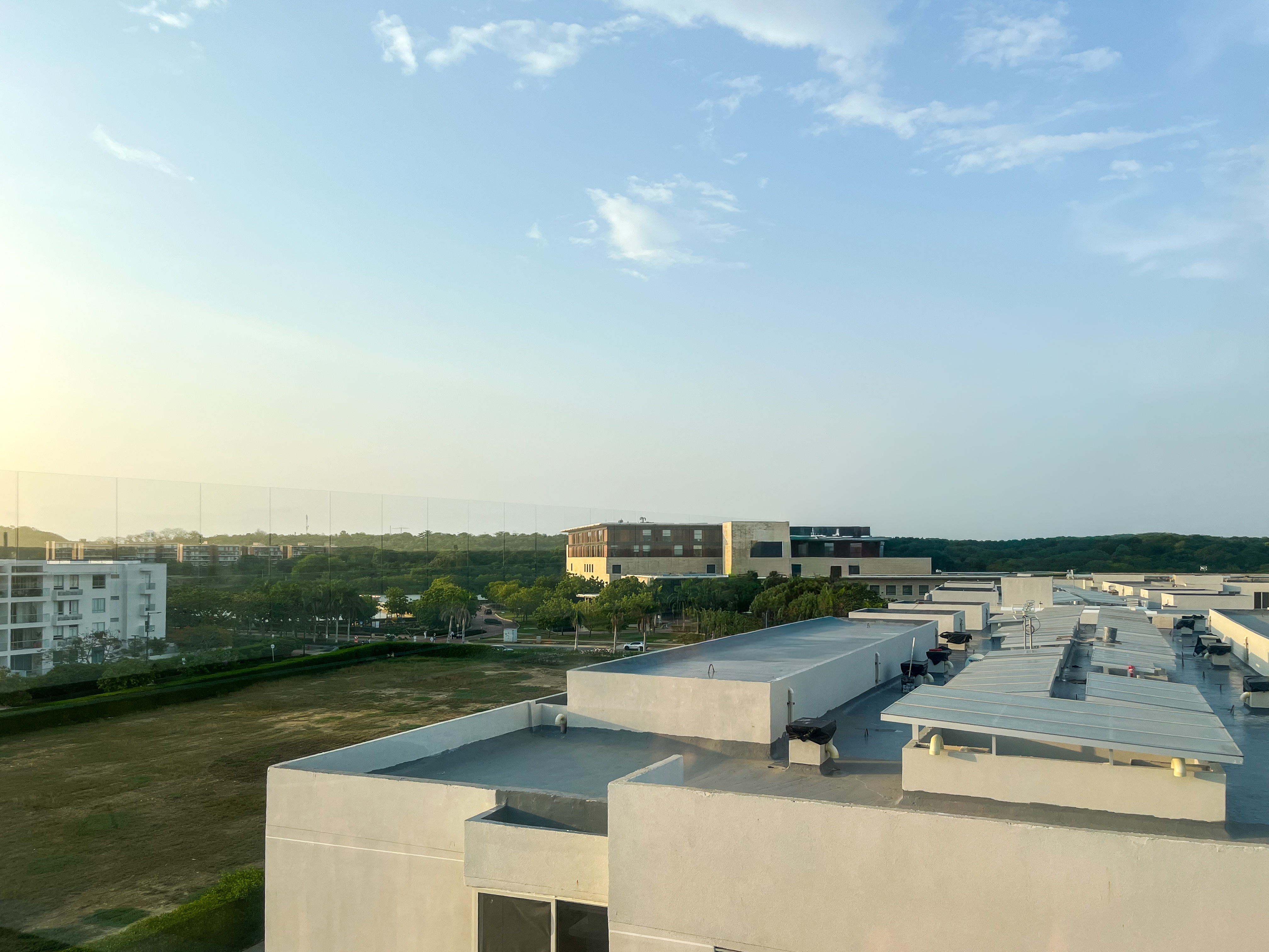 Vista panorámica de Serena del Mar con el hospital y la reserva natural al fondo