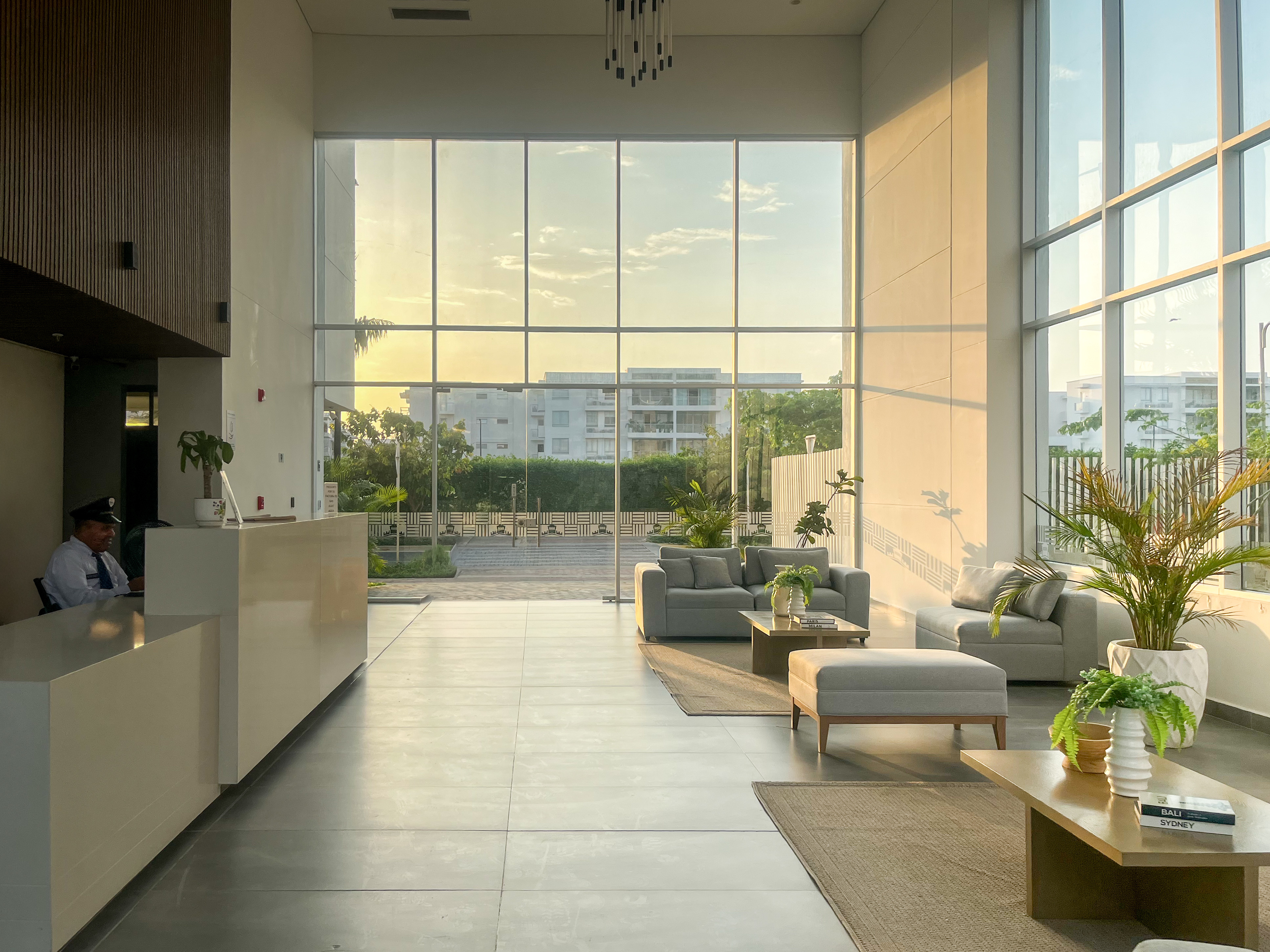 Lobby de recepción de doble altura al atardecer