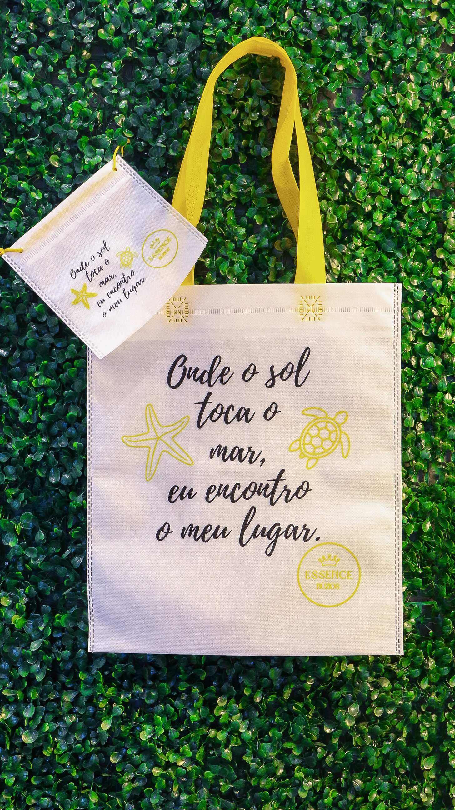 Essence - Sacolas tote brancas com alças amarelas