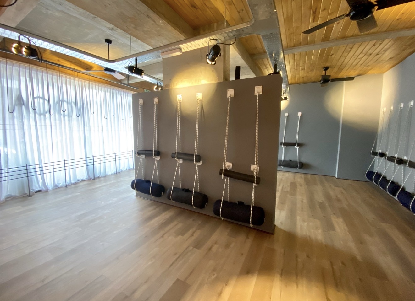 El estudio - vista con cuerdas aereas y techo de madera