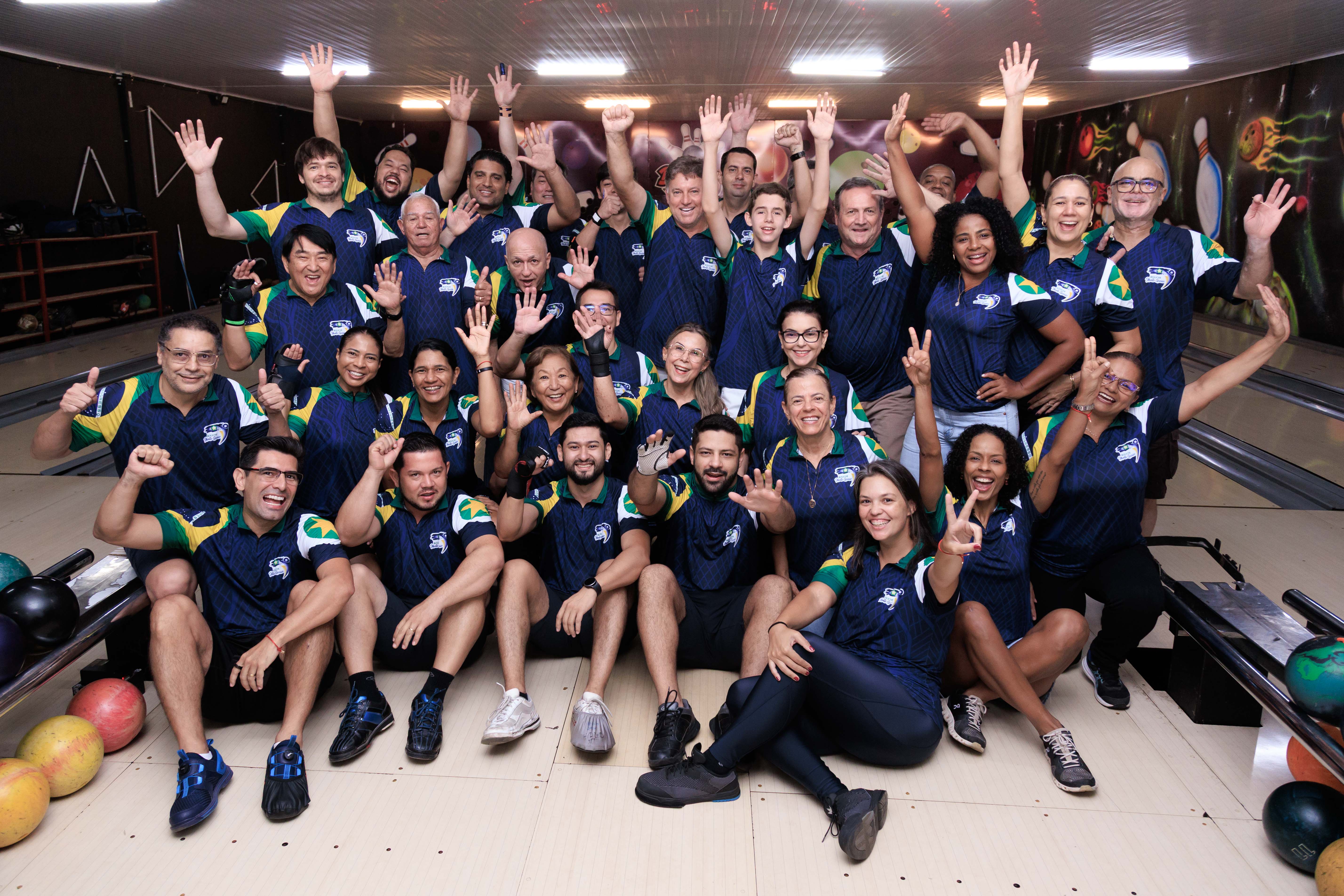 Equipe Boliche MT celebrando