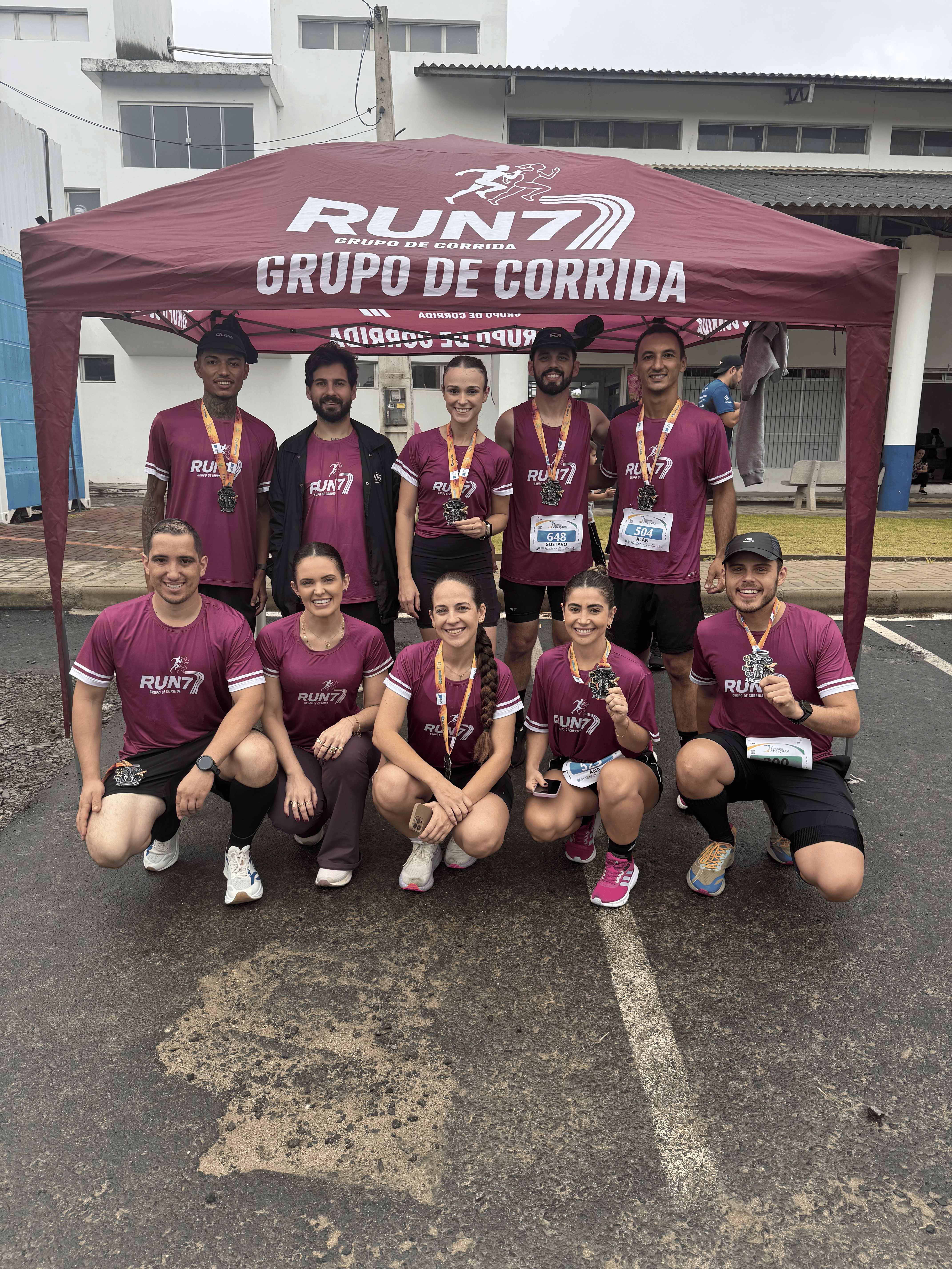 Equipe RUN7 Grupo de Corrida com uniformes bordô