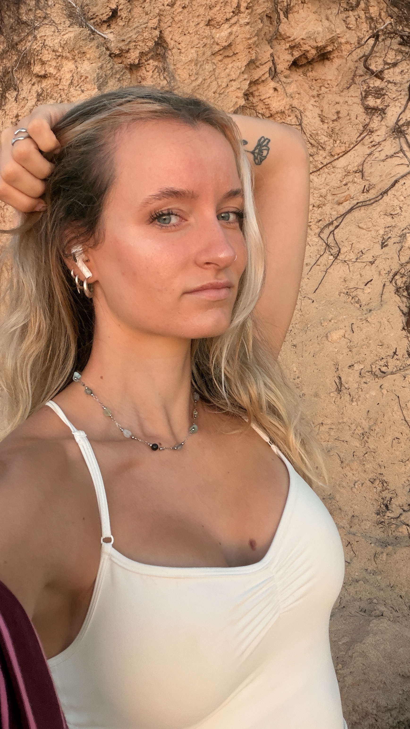 Ayleen Guder vor einer Felswand