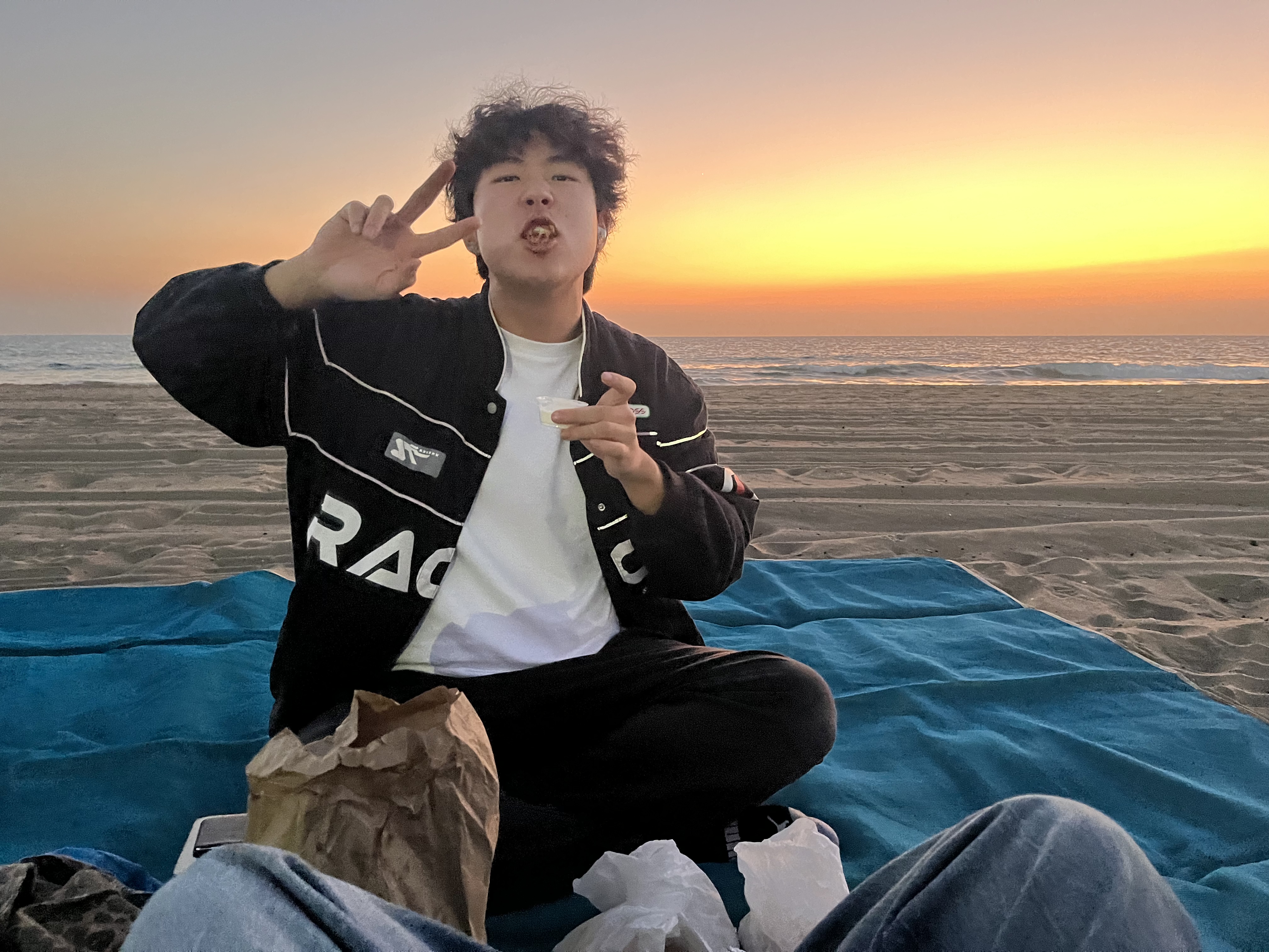 Profile picture of Tae at the beach during sunset