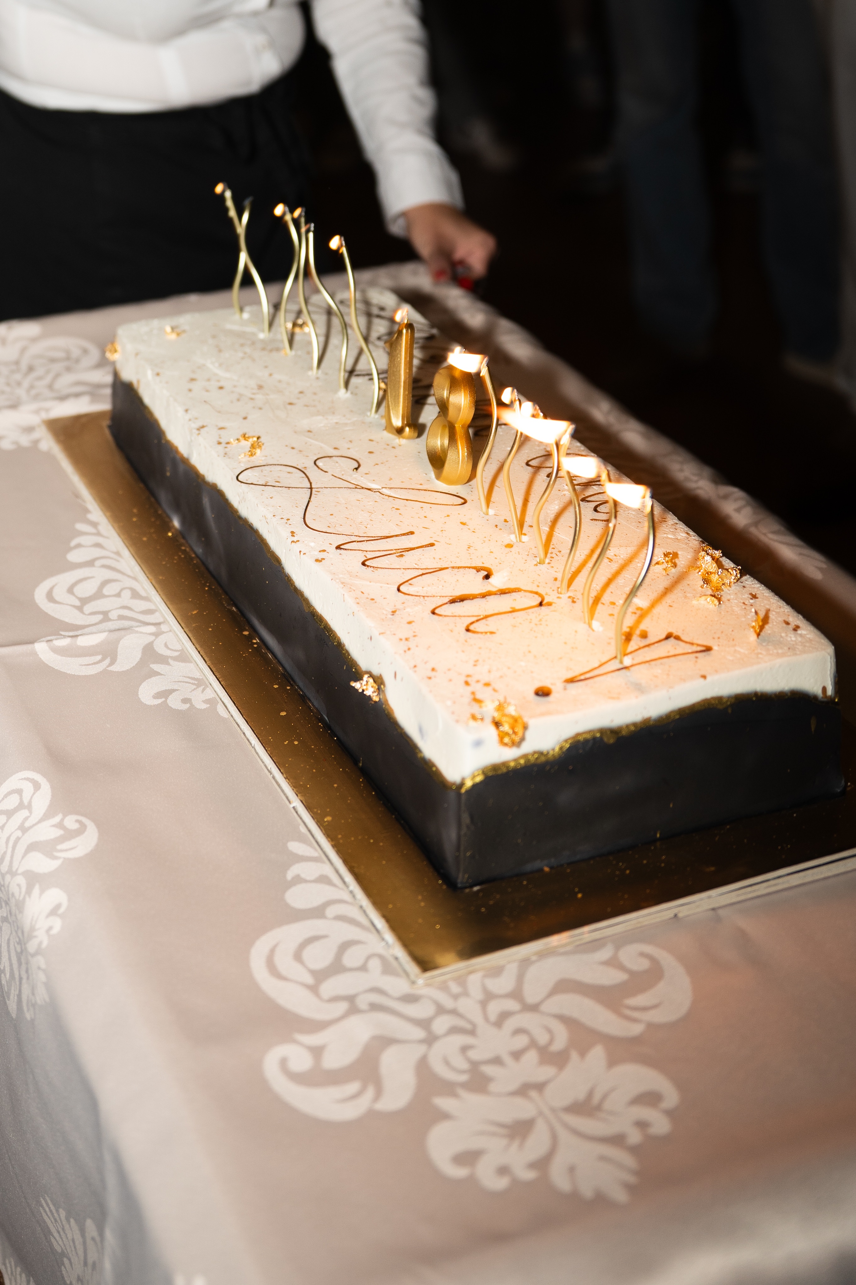 Tort aniversar cu lumânări aurii la un eveniment